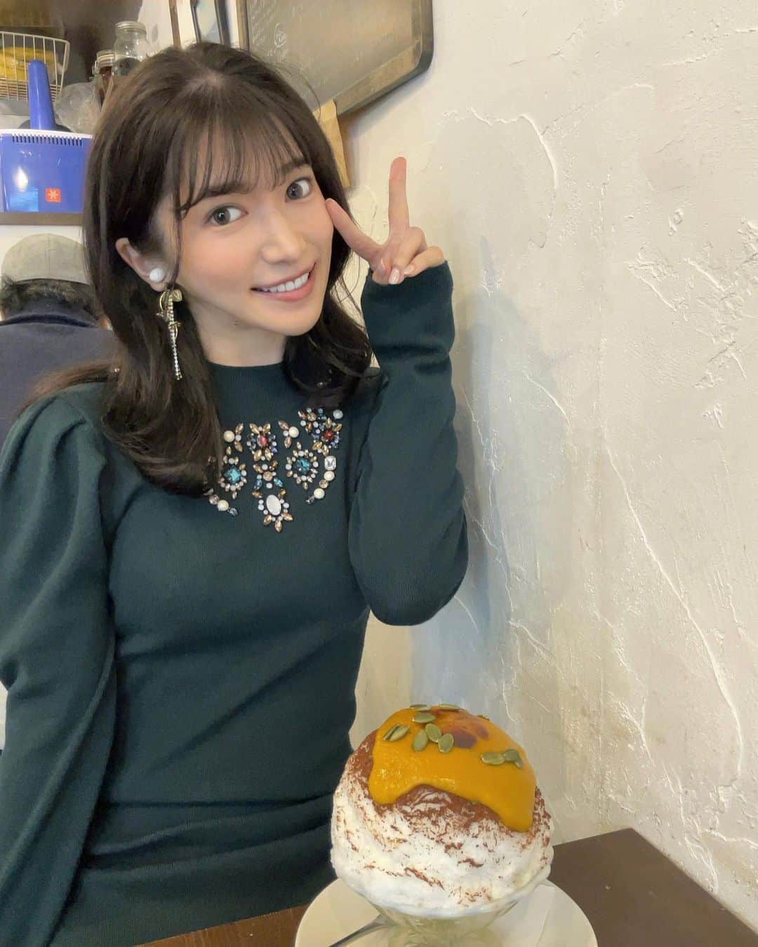 渚志帆さんのインスタグラム写真 - (渚志帆Instagram)「八幡山『nice&worm』さん🍧  ＊大学いも ＊こがしパンプキン＆ヘーゼルナッツ ＊いちごブルーチーズタルト   niceさんの素晴らしいメニューを求めて突っ走り🏃‍♀️💨 食べたかった大学いも！！！ こちら２年前に見つけ食べたかったけどタイミング合わず、２年越しにやっとお口にすることができたメニュー😭✨ 大学芋ってだけで美味しさ連想できるけど、こちらはみたらしソースがめちゃくちゃに効いてるう...！！！！！ みたらし団子のみたらしそのものの味で芋と合いすぎるっ🍠 中のクランブルがまた焼き芋ソースと相性抜群でそこをくぐるとそこはミラクルスウィートポティト👼 シルクスイートのお芋チップのパリパリ遊び感も素敵...ビジュアル満点...気づいたらお皿は空っぽ... 幸せ空間でした🥹✨✨ こがしパンプキン&ヘーゼルナッツ🍧 秋なメニュー！こがしパンプキンの"こがし"という部分に惹かれました！それだけで魅力が倍増しちゃう🥹💓 炙りの氷ちゃんは大体冬の寒い時期にしか出ないのでこれは冬氷の良さでございます！！！✨ 一口目、パンプキンペースト美味しすぎるだろ...😭 同じの２杯頼みたくなるくらいこりゃやばい... 濃厚かつ滑らかな味わいで軽い舌触り。 炙りのキャラメリゼと共にパリッパリ食感ダブルうまぁ.. そこにかかる上品なココアパウダーが私の舌をも上品にさせてまう...トリプルうまぁ.. 中にもたっぷりのパンプキンペーストとナッツ🥜 パンプキンペーストだけでいけるくらいの勢い。 なのにナッツがカリッカリで美味しくて洗脳されます😭 美味しいがずっと続く有難うパンプキン天国。 niceさんプルーチーズシリーズ🍧 今回はいちごブルーチーズタルト🍓 ブルーチーズが大好きになったきっかけであるniceさん！ 変な臭みがなくて、程よい臭みあるブルーチーズ。食べやすいのよねぇ🤤 このブルーチーズとイチゴの甘酸っぱさのコラボがめちゃくちゃに美味しい！！！ サックサククランブルも食べてて楽しい！美味しい！素晴らすぃぃぃ！ナイス👍 中のホワイトチョコホイップが素敵なアクセント&味変🌟 砕いたフロランタンが爽やかな甘さでブルーチーズをより美味しくさせてくれる😋 niceさんのブルーチーズシリーズは間違いなしッ 今回も素晴らしすぎる３杯🍧 ご馳走様でした🙏✨」12月2日 20時00分 - totsuka_ruu