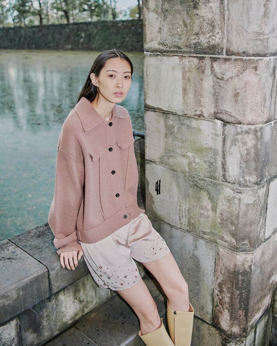 tiit tokyoのインスタグラム：「2023 fall winter collection knit Jean Jacket / pink sequin petticoat / beige  #tiittokyo #AW23」