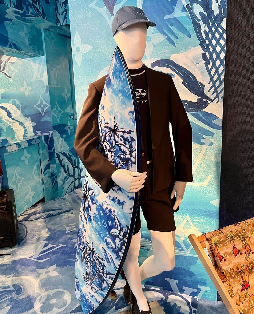 Fashionsnap.comさんのインスタグラム写真 - (Fashionsnap.comInstagram)「【展示会】ファレル・ウィリアムスが手掛ける「ルイ・ヴィトン」2シーズン目。香港で発表された2024プレフォール メンズコレクションの新作アイテムをRe-Seeでチェック。⁠ ⁠ カニ型のコインケース、貝が装飾された帆布のバッグ、セーラーカラーのバーシティジャケット、そしてウクレレやサーフボードなど、バージニア・ビーチで育ったファレルにとって身近な海の要素が満載。ファーストシーズンに引き続きファレルが描くダンディなテーラードスタイルを軸にしながら、刺繍やパールといった繊細な装飾や、レザー製のフーディといったユニークなデザインも。新作シューズ「LV COBRA」は、特殊な3Dプリントによって作られているという。⁠ ⁠ @louisvuitton @pharrell⁠ #LVMenPreFall24 #louisvuitton #LVFashion #pharrell #香港 #hongkong #メンズファッション #展示会_fs」12月2日 20時00分 - fashionsnapcom