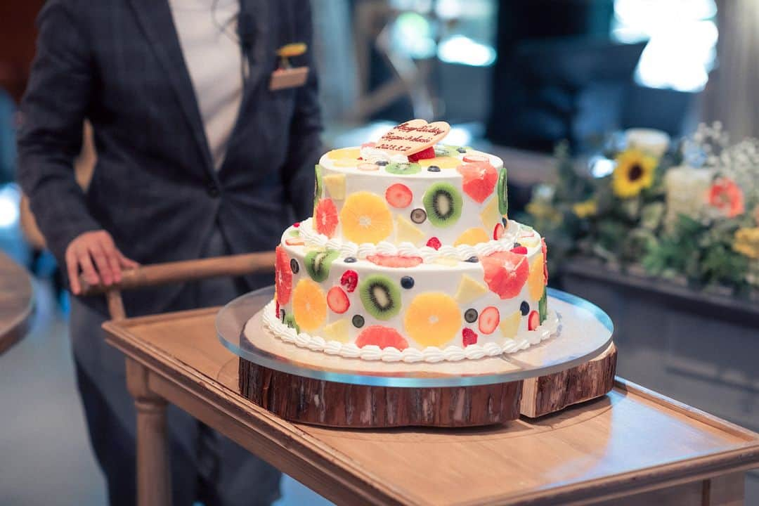 BARN&FOREST148さんのインスタグラム写真 - (BARN&FOREST148Instagram)「#100年後も語り継がれる結婚式 ・ ・ Fruit cake...*  ブライダルフェアのご予約やお問合せは InstagramのDMでも承っております*  #フルーツケーキ #ウエディングケーキ #ウエディングケーキデザイン #フルーツケーキ #千葉花嫁 #ナチュラルウエディング #バーンアンドフォレスト148 #148cafe #ガーデンウエディング #barnandforest148 #卒花嫁 #プレ花嫁 #千葉結婚式 #バーンウエディング #barnwedding #weddingcakedesign #ラスティックウエディング #バーンアンドフォレスト #ガーデン挙式 #weddingcake #ケーキ #148花嫁 #流山おおたかの森 #千葉結婚式場 #結婚式場 #weddingcakesideas」12月2日 20時00分 - barn_and_forest148