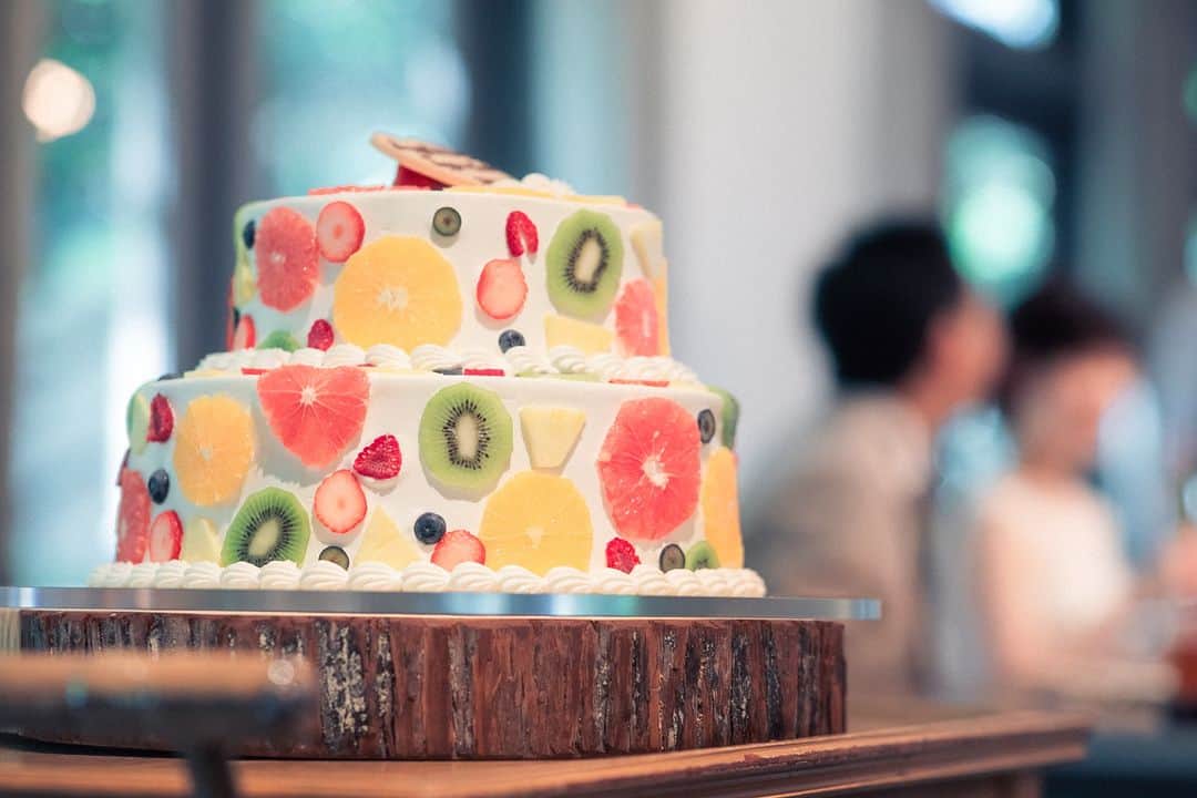 BARN&FOREST148のインスタグラム：「#100年後も語り継がれる結婚式 ・ ・ Fruit cake...*  ブライダルフェアのご予約やお問合せは InstagramのDMでも承っております*  #フルーツケーキ #ウエディングケーキ #ウエディングケーキデザイン #フルーツケーキ #千葉花嫁 #ナチュラルウエディング #バーンアンドフォレスト148 #148cafe #ガーデンウエディング #barnandforest148 #卒花嫁 #プレ花嫁 #千葉結婚式 #バーンウエディング #barnwedding #weddingcakedesign #ラスティックウエディング #バーンアンドフォレスト #ガーデン挙式 #weddingcake #ケーキ #148花嫁 #流山おおたかの森 #千葉結婚式場 #結婚式場 #weddingcakesideas」