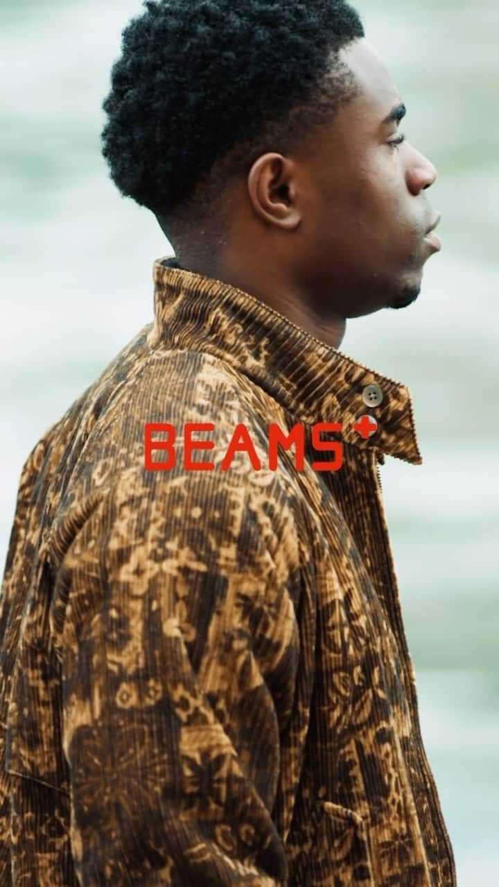 のインスタグラム：「… 『the season’s must and hidden style』  〈BEAMS PLUS〉が今シーズンおすすめするアイテム群を使ったLOOKコンテンツ。 シーズンLOOKの36体だけでは、表現し切れないアイテムも登場。今シーズンの注目アイテムを使いながら、新たにストーリーを吹き込み、コーディネートを作り込みました。 今回のテーマは、『SET-UP STYLE』。  迫力のある素材使い。コーデュロイとプリントのミックス。太さの異なる畝が交互に並ぶ”親子コール”と呼ばれるコーデュロイ生地に、VintageのShirtやJacketからインスピレーションしたBatikやPaisley柄をプリントで表現。深みのある立体感ある仕上がりは、クラシックなスタイルから、スポーティーなスタイルと、コーディネートのチョイスで様々な雰囲気を演出できる優れもの。ショートブルゾンと2プリーツトラウザーのセットアップスタイルは、どこからかトランペットの音楽が聴こえてきそうな雰囲気も。  ———————————————  The season we've been looking forward to for fall fashion has arrived. We're introducing the items you want to wear now, adding new stories and presenting coordinated outfits. The theme this time is "SET-UP STYLE”.  A powerful use of materials. A mix of corduroy and prints. The corduroy fabric is called "Oyako Cole" with alternating ridges of different thicknesses, and the Batik and Paisley patterns inspired by Vintage Shirts and Jackets are printed on it. The deep, three-dimensional finish is excellent for a variety of styles, from classic to sporty, and can be coordinated to create a variety of atmospheres. The set-up style of the short blouson and two-pleat trousers gives the impression that trumpet music can be heard from somewhere.  @beams_plus @beams_plus_harajuku @beams_plus_marunouchi #beamsplus」
