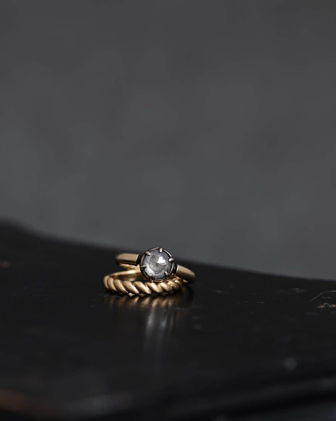 メデルジュエリーのインスタグラム：「'23AW LABO monotone diamond ring & Plain twist ring  一緒に歳を重ねていけると思えるような、自身の定番となるものを見つけて頂くことが、私たちの何よりの喜びでもあります。今回のモノトーンダイヤのコレクションでも、自分らしい表情に出合って頂けたら嬉しいです。本日よりsalonにてご案内始めました。  '23AW LABO monotone diamond collection 光と翳りが織りなす静かな美しさを込めて、アトリエが集めたモノトーンのダイヤたちの、すべて一点もののコレクションをお届けします。12月上旬よりご案内開始。  東京salon OPENDAY  2023年は12.25まで  ※すべてのご案内をご予約制にて承ります。 ※salon 木金定休/平日は11時-15時openです。 ※午前中や週末はご予約が埋まりやすいため、お早めのご検討をお勧めいたします。  @mederu_jewelry  #mederujewelry #メデルジュエリー #工芸 #装身具 #ゴールドリング #chicstyle #シック #chic #エフォートレス」