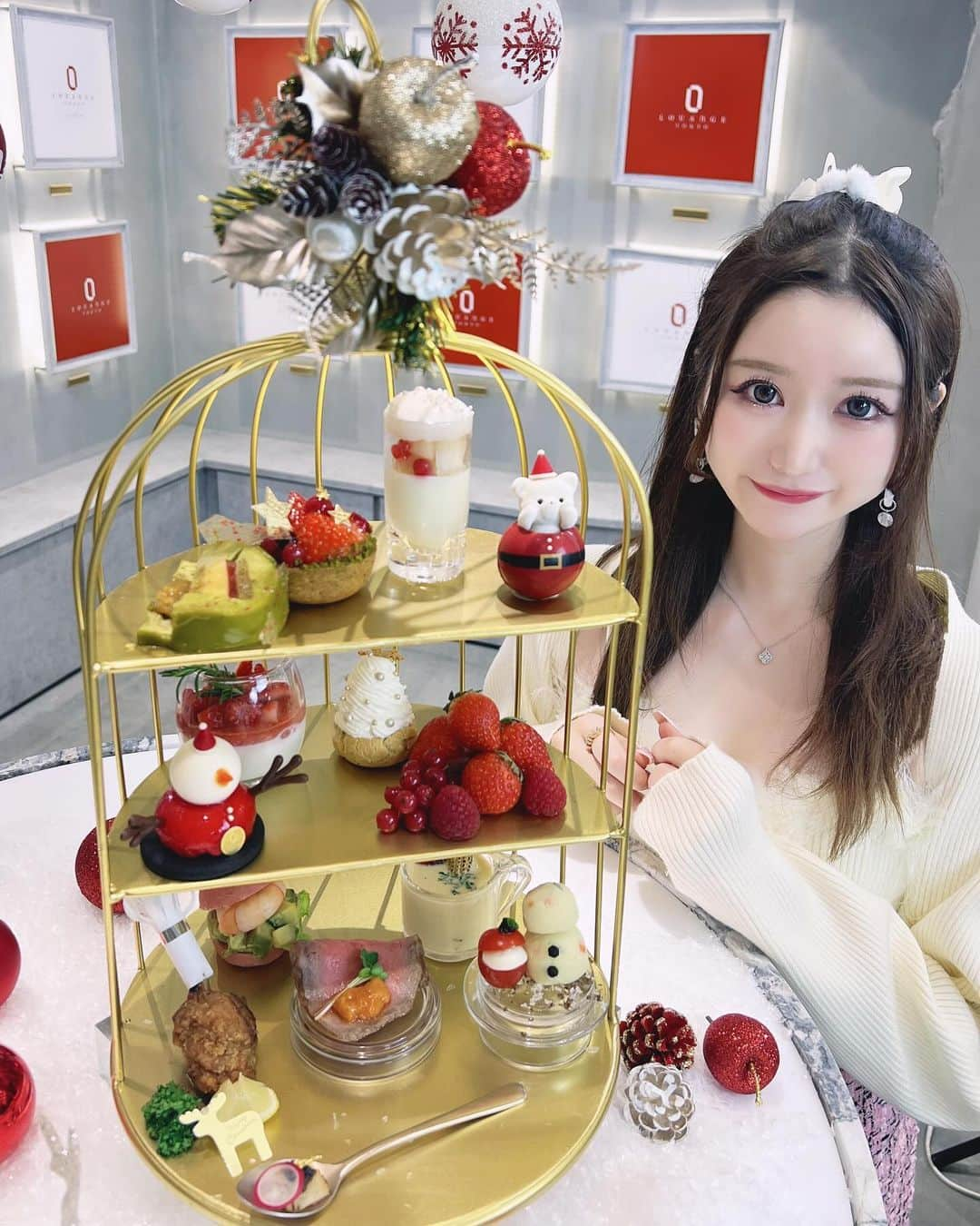 あいにゃんのインスタグラム：「ルワンジュのクリスマスアフヌン🧸🍰❤️ * * #ルワンジュ東京ルミュゼ #ルワンジュ東京 #銀座カフェ #銀座 #東京カフェ #カフェ巡り #スイーツ好きな人と繋がりたい #インスタ映えスイーツ #くま #くまスイーツ #クリスマス #クリスマスアフタヌーンティー #アフタヌーンティー #アフタヌーンティー巡り#東京アフタヌーンティー #大理石カフェ #louangetokyo #louangetokyolemusee #sweets #afternoontea #christmas #被写体 #コンカフェ #コンカフェ嬢 #サロモ #アイドル  #キャバ嬢  #lfl #followｍe #instagood」