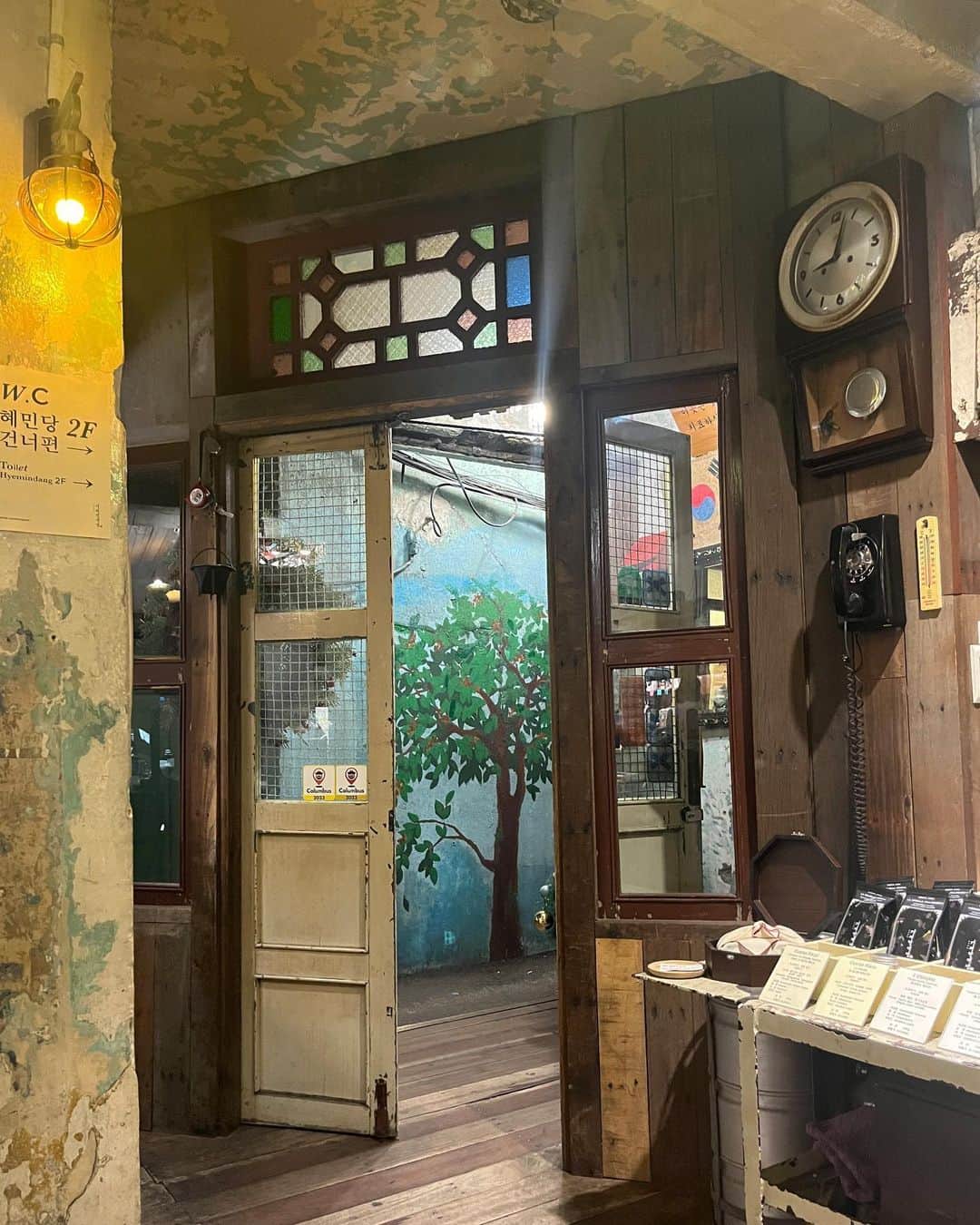 EMILY/BLUEのインスタグラム：「友人から聞いていて 絶対行きたかった喫茶店☕️ at明洞  えっここから入るの？！という路地裏を 入ったらあるカフェ🍰「コーヒー韓薬房」  アンティーク調の家具やレトロな インテリアが素敵だったなー🙆🏻‍♀️✨  #韓国旅行 #韓国 #cafe #ファッション #海のある生活 #海のある暮らし #インテリア #男の子ママ #女の子ママ #海の見える家 #赤髪 #ミディアムヘア #前髪ぱっつん #女子旅 #明洞 #コーヒー韓薬房」
