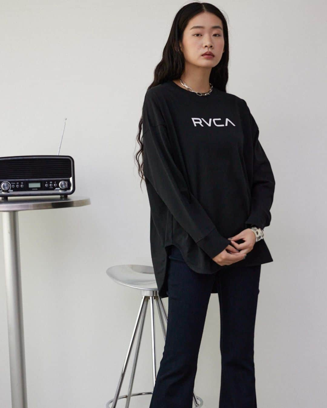 AZUL by moussyさんのインスタグラム写真 - (AZUL by moussyInstagram)「RVCA｜AZUL BY MOUSSY 12月8日(金) より発売開始。 #RVCA_AZUL @rvcajapan  毎回大好評のAZUL BY MOUSSY別注、 RVCA別注アイテムがAWも登場！ ウィメンズ3型、メンズ4型のラインナップをお届け。  是非この機会をお見逃しなく！  ▶︎商品情報は画像をタップorトップのURLからチェック！  #RVCA #ルーカ #RVCA_AZUL #AZULBYMOUSSY」12月2日 20時02分 - azulbymoussy_official