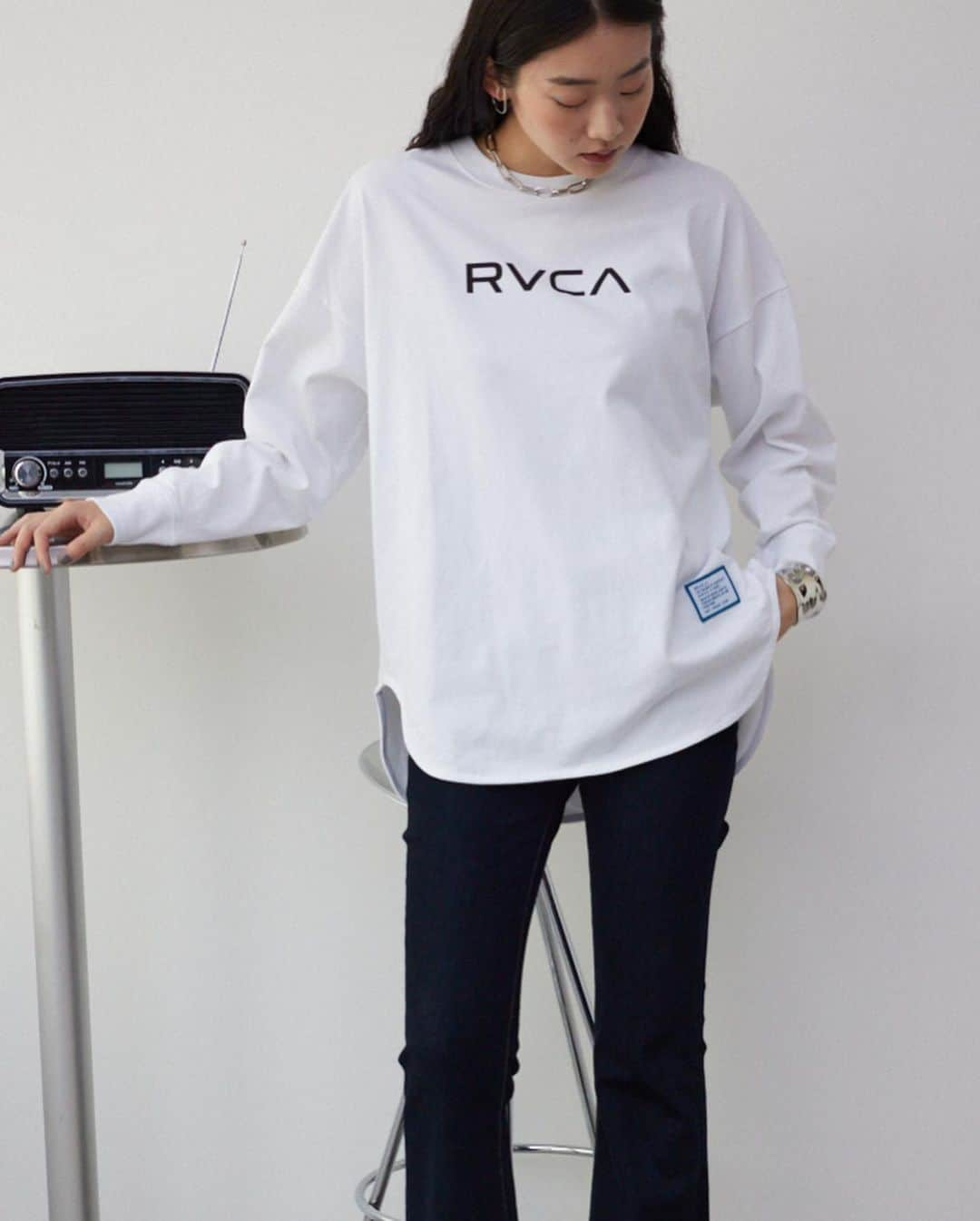 AZUL by moussyさんのインスタグラム写真 - (AZUL by moussyInstagram)「RVCA｜AZUL BY MOUSSY 12月8日(金) より発売開始。 #RVCA_AZUL @rvcajapan  毎回大好評のAZUL BY MOUSSY別注、 RVCA別注アイテムがAWも登場！ ウィメンズ3型、メンズ4型のラインナップをお届け。  是非この機会をお見逃しなく！  ▶︎商品情報は画像をタップorトップのURLからチェック！  #RVCA #ルーカ #RVCA_AZUL #AZULBYMOUSSY」12月2日 20時02分 - azulbymoussy_official