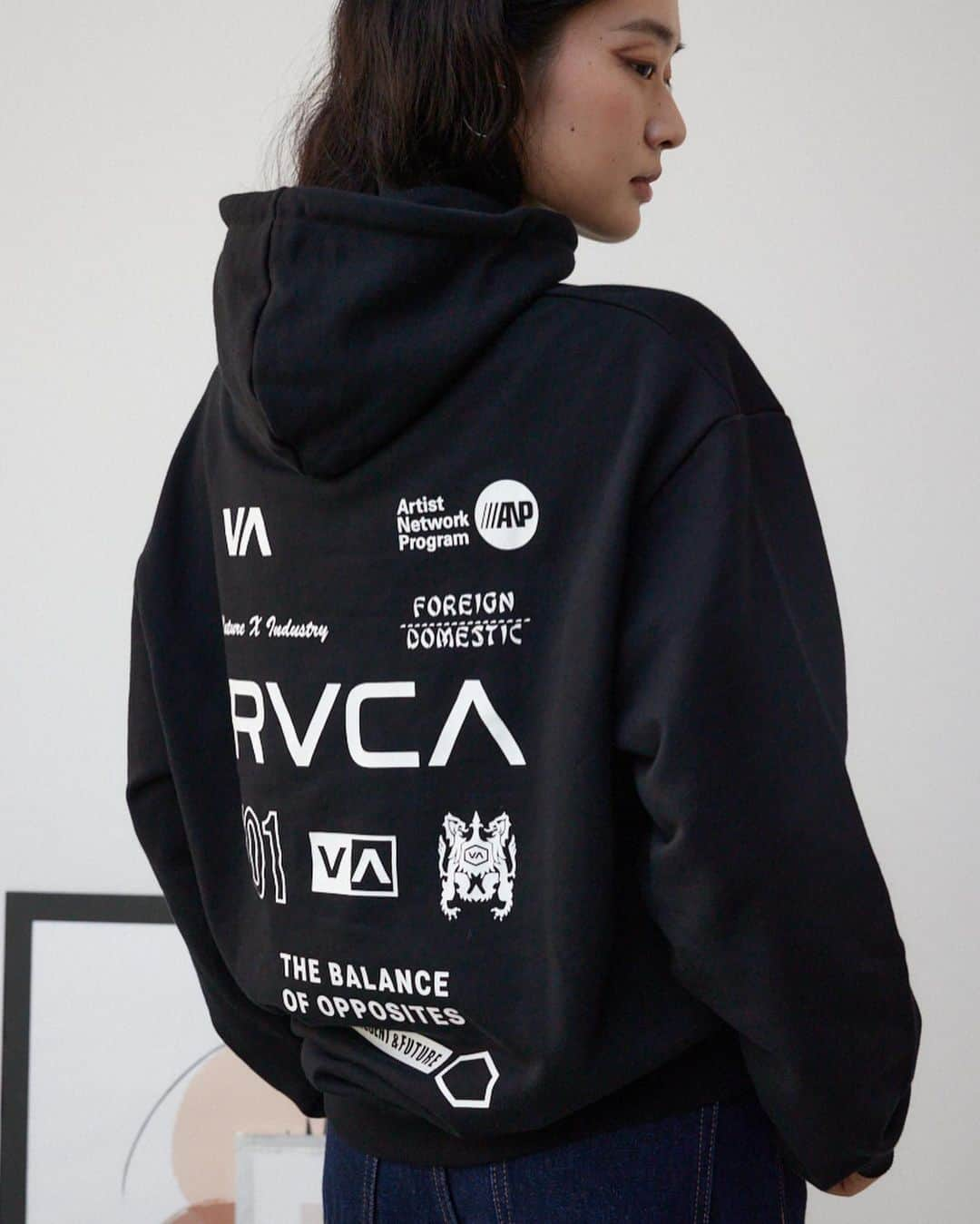 AZUL by moussyさんのインスタグラム写真 - (AZUL by moussyInstagram)「RVCA｜AZUL BY MOUSSY 12月8日(金) より発売開始。 #RVCA_AZUL @rvcajapan  毎回大好評のAZUL BY MOUSSY別注、 RVCA別注アイテムがAWも登場！ ウィメンズ3型、メンズ4型のラインナップをお届け。  是非この機会をお見逃しなく！  ▶︎商品情報は画像をタップorトップのURLからチェック！  #RVCA #ルーカ #RVCA_AZUL #AZULBYMOUSSY」12月2日 20時02分 - azulbymoussy_official