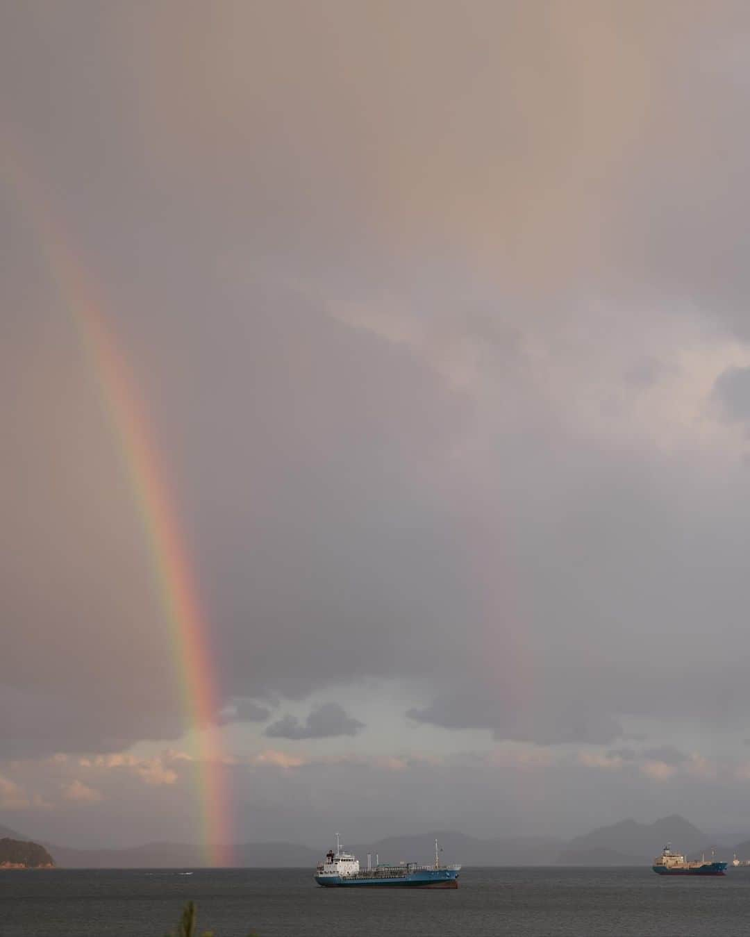 わちみなみさんのインスタグラム写真 - (わちみなみInstagram)「とっても綺麗な虹をみました🌈  雨の後、太陽と反対側  #虹」12月2日 20時14分 - wacchime