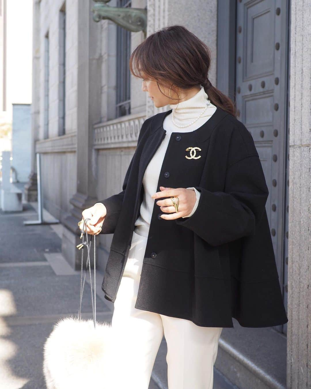 yoko178loveさんのインスタグラム写真 - (yoko178loveInstagram)「#coordinate  娘へお土産に買った東京駅限定の 柿の種ハッピーターン味が好評だったの✨ ハッピーパウダー好きの方はぜひ🙌  コーデはきれいめモノトーン✨ 可愛いなぁと気になってた  @clair.maison のショートコートを♡ ふんわりAラインが可愛い！  coat  #clairmaison  pants  #deuxiemeclasse  bag  #ludlow shoes  #milaowen   #PR#クレメゾ#クレールメゾン#ショートコート #モノトーンコーデ #きれいめコーデ #大人カジュアル #シンプルコーデ #冬コーデ #fashion」12月2日 20時08分 - yoko178love