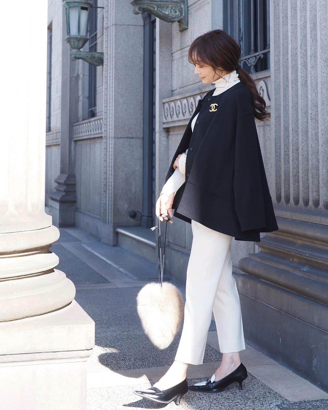 yoko178loveのインスタグラム：「#coordinate  娘へお土産に買った東京駅限定の 柿の種ハッピーターン味が好評だったの✨ ハッピーパウダー好きの方はぜひ🙌  コーデはきれいめモノトーン✨ 可愛いなぁと気になってた  @clair.maison のショートコートを♡ ふんわりAラインが可愛い！  coat  #clairmaison  pants  #deuxiemeclasse  bag  #ludlow shoes  #milaowen   #PR#クレメゾ#クレールメゾン#ショートコート #モノトーンコーデ #きれいめコーデ #大人カジュアル #シンプルコーデ #冬コーデ #fashion」