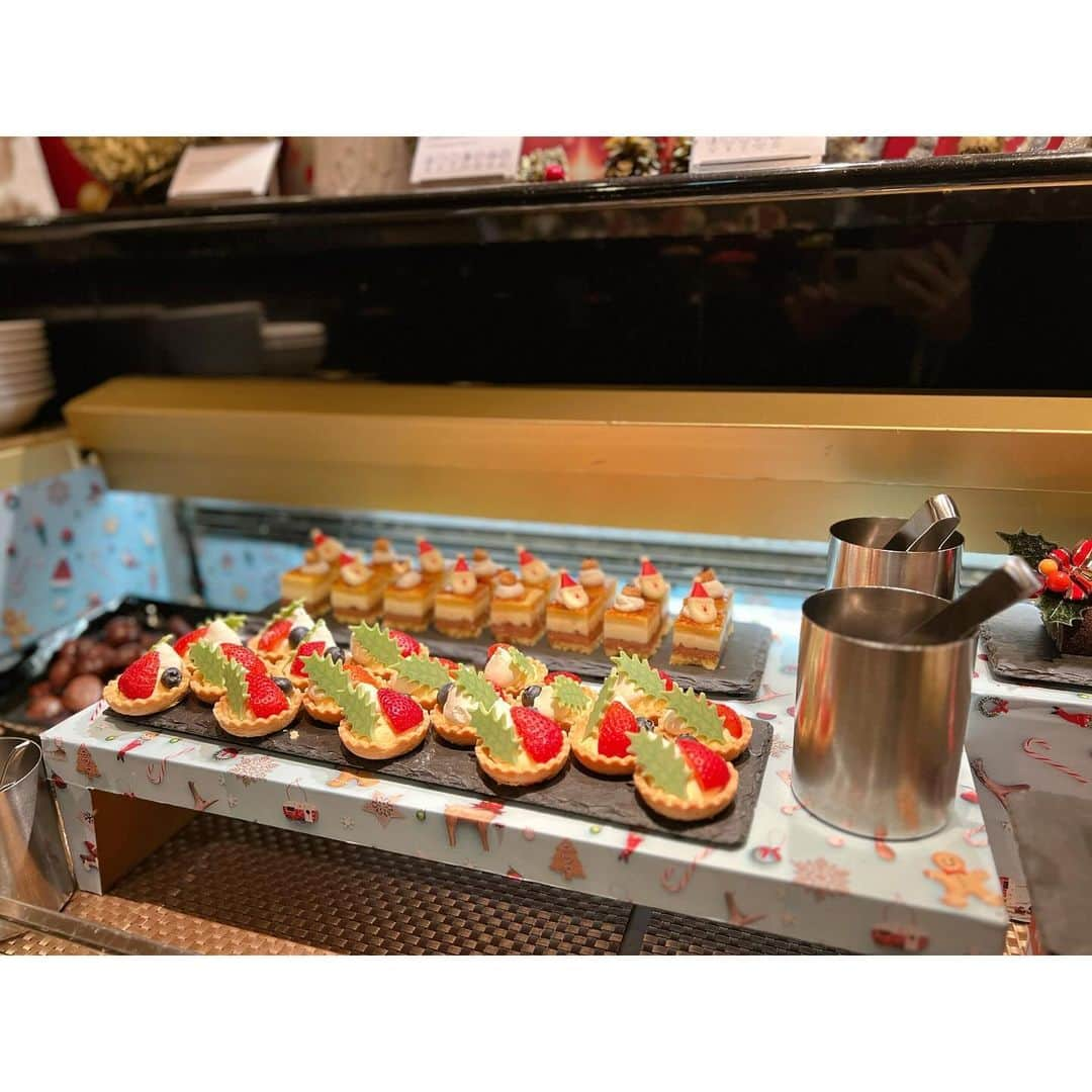 徳山沙季さんのインスタグラム写真 - (徳山沙季Instagram)「. 久々に家族でお出かけ🫶 @anaintercontinentaltokyo の🎄にこどもたち大興奮🥹 夫と待ち合わせまでに娘たちの写真を撮っていたら優しいスタッフさんが、3ショットをたくさん撮ってくださいました📷 3ショット撮ることがなかなかないので嬉しかったです🫧 . 子連れに優しいカスケイドカフェ𓌉◯𓇋 ベビーチェアもベビー用カトラリーも用意していただけます︎𐩢𐩺 私は海鮮コーナーが好きすぎて何度もおかわりしました🤤 . . @anaintercontinentaltokyo  #anaintercontinentaltokyo #xmas #2023xmas  #anaインターコンチネンタルホテル東京 #カスケイドカフェ #子連れディナー #ビュッフェ #クリスマス #女の子ママ #クリスマスツリー　#🎄」12月2日 20時10分 - saki.whitesnow