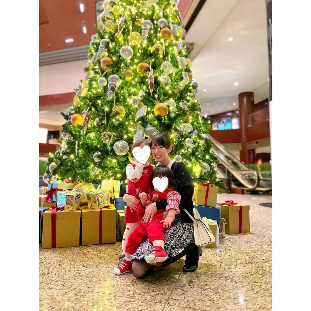 徳山沙季さんのインスタグラム写真 - (徳山沙季Instagram)「. 久々に家族でお出かけ🫶 @anaintercontinentaltokyo の🎄にこどもたち大興奮🥹 夫と待ち合わせまでに娘たちの写真を撮っていたら優しいスタッフさんが、3ショットをたくさん撮ってくださいました📷 3ショット撮ることがなかなかないので嬉しかったです🫧 . 子連れに優しいカスケイドカフェ𓌉◯𓇋 ベビーチェアもベビー用カトラリーも用意していただけます︎𐩢𐩺 私は海鮮コーナーが好きすぎて何度もおかわりしました🤤 . . @anaintercontinentaltokyo  #anaintercontinentaltokyo #xmas #2023xmas  #anaインターコンチネンタルホテル東京 #カスケイドカフェ #子連れディナー #ビュッフェ #クリスマス #女の子ママ #クリスマスツリー　#🎄」12月2日 20時10分 - saki.whitesnow