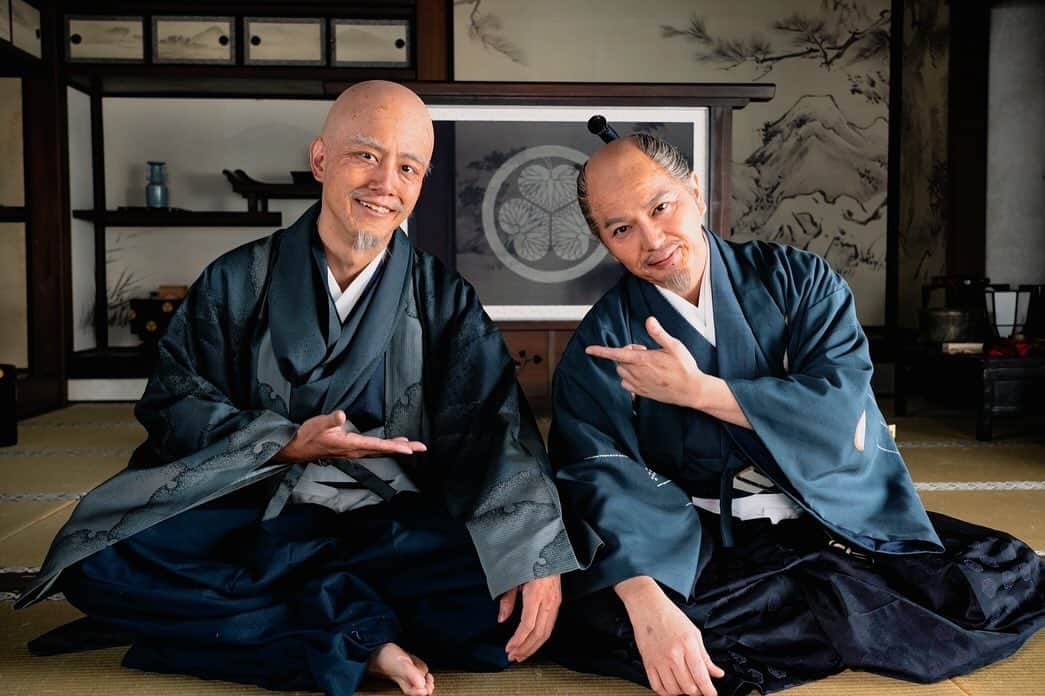松本潤さんのインスタグラム写真 - (松本潤Instagram)「⁡ ⁡ 〜クランクアップ集〜 ⁡ 今川氏真(宗誾)  溝端淳平さん ⁡ 僕の記憶では彼は3回クランクアップしました。。笑 ⁡ 12話で、 25話で、 そして45話で。。。笑 ⁡ 共演はドラマ「失恋ショコラティエ」以来。 お互い歳を重ね、縁あって歴史上の人物の晩年を演じることになるとは。。 ⁡ 大事な人たちが去っていく中、家康が本音を漏らす、なんとも言えないシーンになりました。 それも1話からの関係性があったからこそだと思います。 ⁡ ありがとう ⁡ ⁡ photo by Staff ⁡ #どうする家康 #今川氏真 #溝端淳平 #一緒にできて良かった #忘れられないワンシーン #ありがとう #ペジュン 笑 #また飲みましょう🍺 #徳川家康 #松本潤 ⁡ ⁡ いよいよ、舞台は大阪の陣へ。。 ⁡ 戦なき世はまだ実現できていません。。 ⁡ 残り3回、お見逃しなく！！ ⁡ ⁡」12月2日 20時10分 - jun.matsumoto_ieyasu