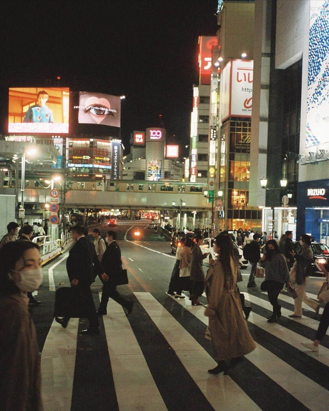 岳さんのインスタグラム写真 - (岳Instagram)「shinjuku silhouettes🏮」12月2日 20時10分 - gakuyen