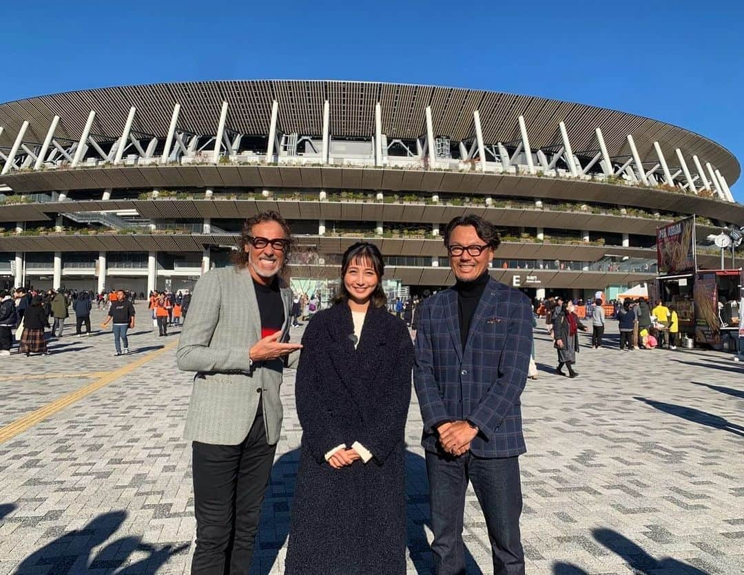 近藤夏子のインスタグラム：「.   Ｊ１昇格へ！ 東京ヴェルディVS清水エスパルスの取材へ👊🏻 　 OBのラモス瑠偉さん、森岡隆三さんと一緒に観戦しました👀 　 　 負けられない運命の一戦 東京ヴェルディは１６年ぶりのＪ１昇格へ 清水エスパルスは連続でＪ２にいるわけにはいかない 熱い熱い試合でした。    前半は両チーム譲らず、ドローで迎えた後半。  執念のPK戦となったこの試合。 最後は東京ヴェルディがロスタイムでPKを決めて１６年ぶりのＪ１昇格を決めました！ 　 　 攻めたい、でも攻めすぎてミスは許されない。 点を入れなければ勝てない。守りすぎても点は入らない。 観ていて色々な葛藤が伝わって来ました。 その中でも粘り強さ、自分のチームを信じて最後まで諦めないことの大切さ。 そして何よりも、自信と技術、サッカーを楽しめたチームが強いのだと分かりました。  　 仲間を信じ、サポーターを信じ、この見えない力が合わさった時のパワーは計り知れません👀 　 観戦していて、色々な思い、力を感じ取れました！！  両チームのみなさん、サポーターのみなさん、お疲れ様でした✨ 　 　 ラモスさん、森岡さんの試合観戦の様子は今夜のS☆1です！ 24:00〜見てくださいね😊💗 　 　 . #Ｊ１昇格 #国立競技場 #東京ヴェルディ #清水エスパルス」