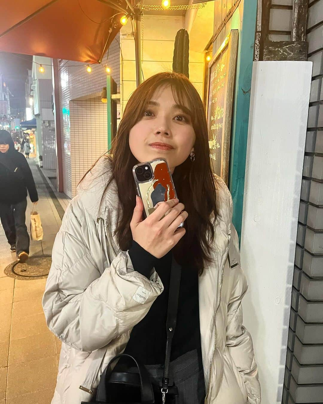 すえきひなたさんのインスタグラム写真 - (すえきひなたInstagram)「new case🧡🤎 . . このミラー付きほんとたまらんのよ。 ありがたいのよ🥺 . 昨日から受注会やってるみたい…！ なかなか被らないデザインだしおすすめよ♡ #vilie#ヴィリエ#iPhonecase#アイフォンケース#スマホケース#アクリル絵の具#アクリル絵の具アート#ハンドメイド#ニュアンスアート#pr」12月2日 20時23分 - hinata_sueki