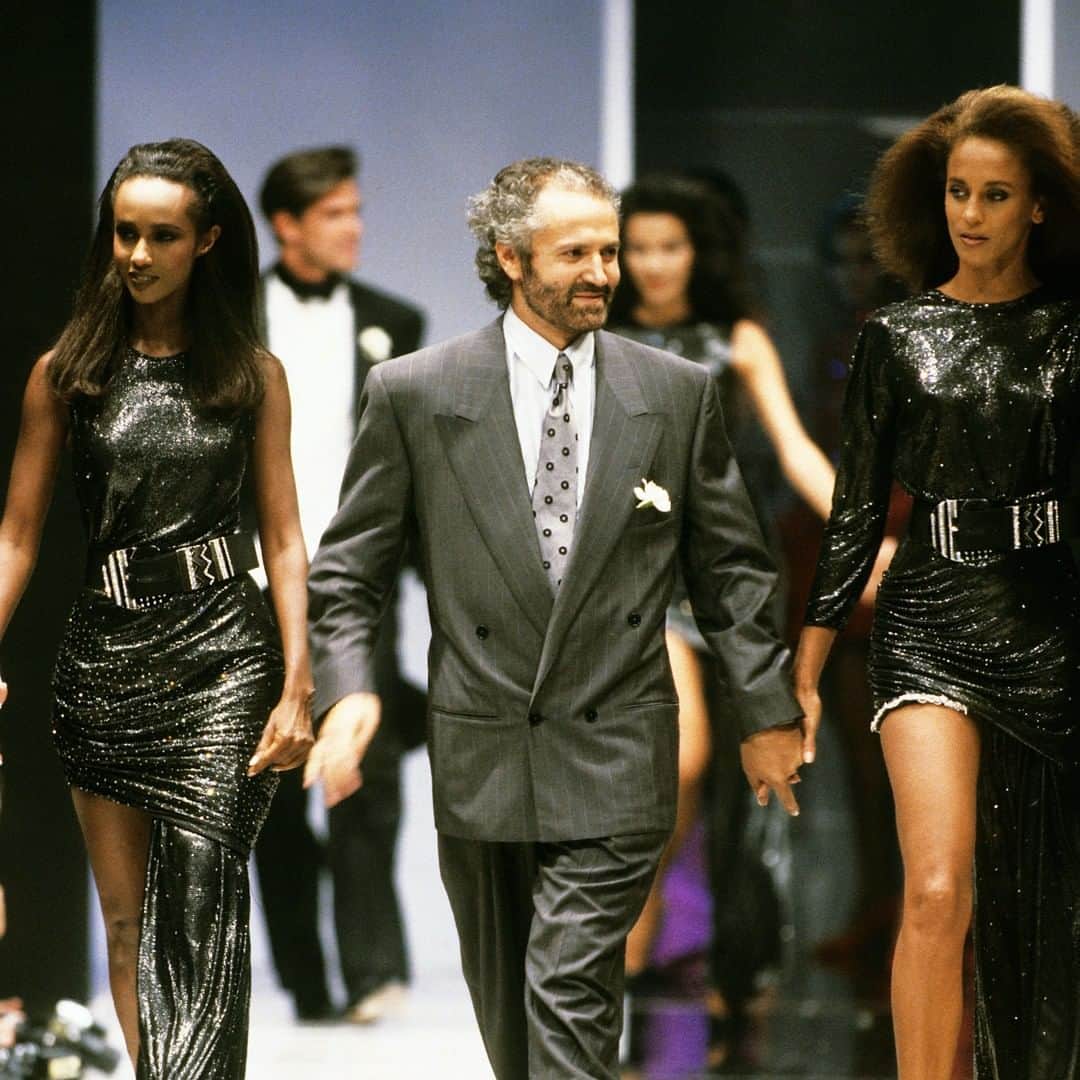 Vogue Italiaのインスタグラム：「Fine interprete di quel gusto eccentrico e stravagante, proposto nei primi del ‘900 da Poiret, #GianniVersace è tra i nomi protagonisti che fecero del “Made in Italy” una garanzia, riconosciuta a livello internazionale. Nel giorno in cui avrebbe celebrato il suo compleanno, riscopri lo stilista di origine calabrese che ha definito il glamour della fine del XX secolo e inventato le top model, al link in bio.  #VoguePeople」