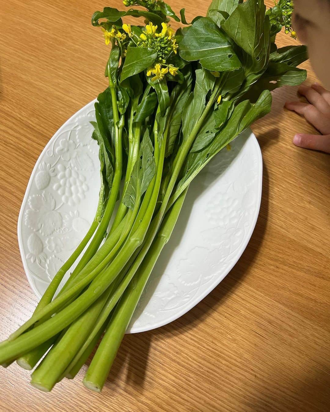 池辺愛さんのインスタグラム写真 - (池辺愛Instagram)「昨日の福島出張は、40人くらいの生徒さん達と団体バスで行動を共にしていたのですが、#道の駅なみえ　@michinoeki.namie でお昼ご飯買ってくださーい、となったので、ダッシュで地元のお野菜コーナーへ💨  #アスパラ菜 を見つけ、購入👍 え？お昼ご飯に草を買ってどうするんですか？とツッこまれましたが、これ2束とパソコンを大事に抱えて新幹線で東京まで戻ってきました😆  私はシラスを加えてバター醤油炒めにしてみました。 味はあまりクセがなく、茎の部分はアスパラのような食感。 でもアスパラガスとは何の関係もないんだって😙 菜の花の仲間だそうです🌼 栄養満点のアスパラ菜💯 もし見かけたら試してみて下さい🫡  #オータムポエム　#アスパラ菜のソテー　#栄養満点 #福島　#なみえ　#請戸　#浜通り　#サンボマスター」12月2日 20時17分 - aiikebe