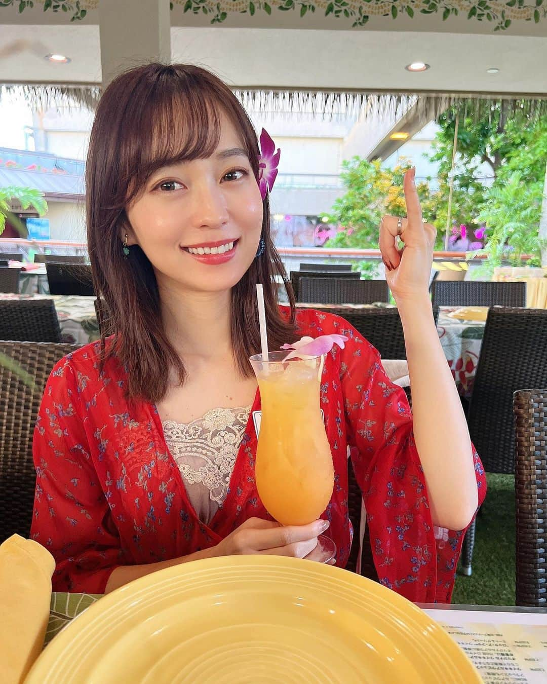 みき みーやんのインスタグラム：「ハワイの前はここでメンテ❤💕 . 月一で通ってる陶肌トリートメント @moca.whip ❤❤ . 今回は紫外線のことも考えてハワイの1週間前に 顔の陶肌トリートメントしてもらいました♡ . 今回は陶肌パウダーに キメを整えるシルクパウダーと あごにニキビができてたのでビタミンC誘導体と 保湿してくれるローズブースターをプラス🤤 . . 終わった後の肌はゆで卵のようにぷるんぷるんで くすみも取れてワントーン明るくなったような肌に🥺❤ . . この前の陶肌は結婚式前に行ったから ちょっと日にち空いてて 肌の治安悪くなったの反省🥺笑 . 定期的にお手入れしっかりしよう🤤❤ . . そして結婚式でもやったパリジェンヌ👀 目が大きく見えるだけではなく ビューラーがいらないから楽ちんすぎる🥺❤ （ストーリーにまつ毛の綺麗さ載せてますw） . イベントや旅行前にやると 朝の準備がグッと楽になりますよ🥺 （ビューラー1個分の荷物も減るw） . 🉐🉐🉐🉐🉐🉐🉐🉐🉐 初回のお得クーポンあります💕 ホットペッパーの予約時に私のインスタを見た！と 備考欄に書くだけで全メニュー10％オフ！！ . 豊中 @moca.marshmallow と 西宮 @moca.whip の店舗どちらでも使えます🌷 . 顔もおすすめだけど デコルテ、背中もめっちゃおすすめです！🙆‍♀️ . #陶肌トリートメント#豊中#豊中エステ#美容垢#美容好き#スキンケア#美容好きな人と繋がりたい#クーポン#割引クーポン#ルヴィ#シルクパウダー#ルヴィ#毛穴ケア#ナチュラルメイク#美容垢#ワンピース#マツエク#自撮り#美容day#ブライダルエステ#ファッション#西宮#西宮エステ#japanesegirl#自撮り女子#セルフィー女子#アイメイク」