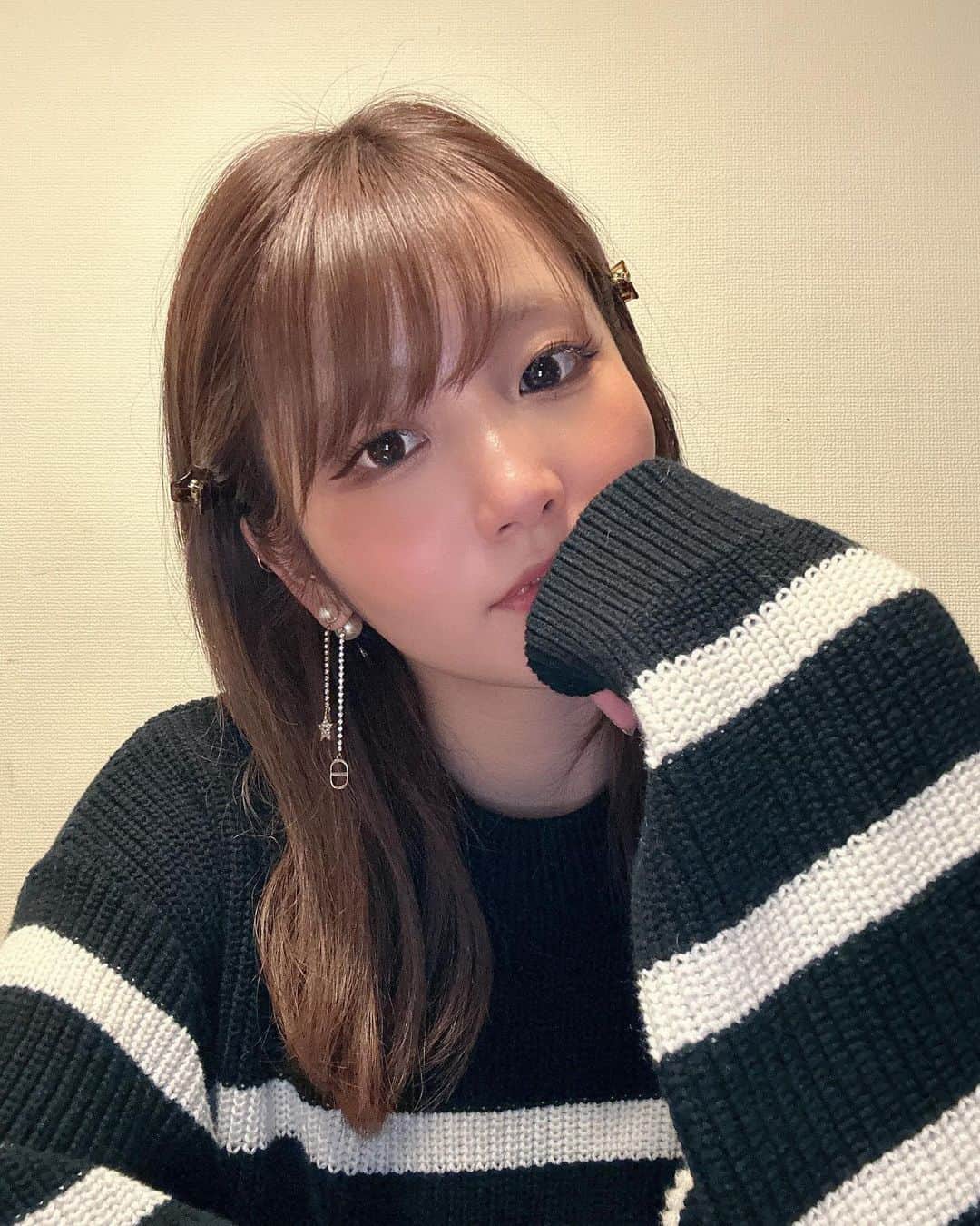 かのあい。のインスタグラム：「この髪止め、横髪邪魔な時に めちゃくちゃ便利っ！！ 何個かセットのをおばあちゃんと 半分こした🫢♡おそろ...///」