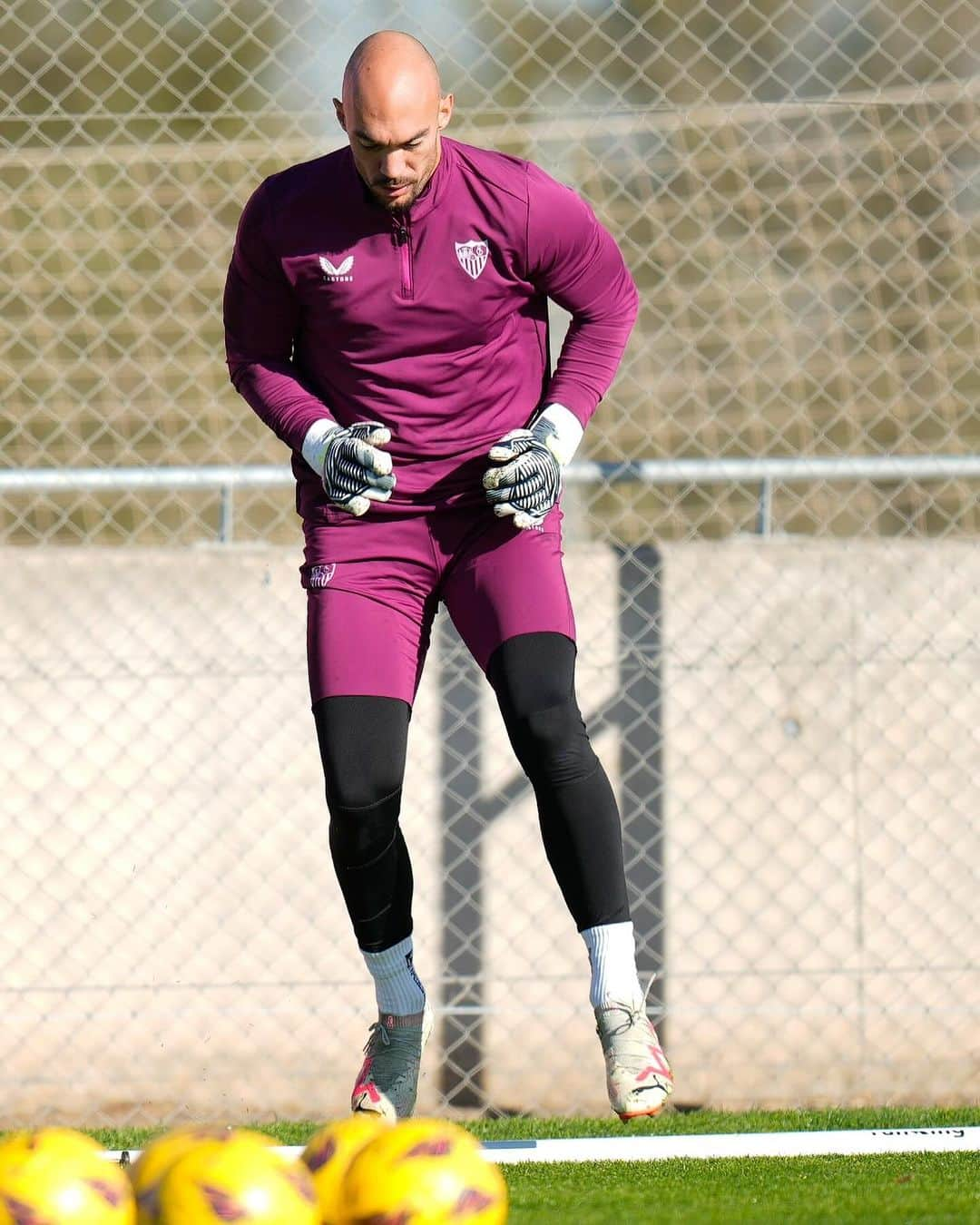 セビージャFCのインスタグラム：「🔜 #SevillaFCVillarreal ⌛️  #WeareSevilla #NuncaTeRindas #training #sevillafc #sevilla」