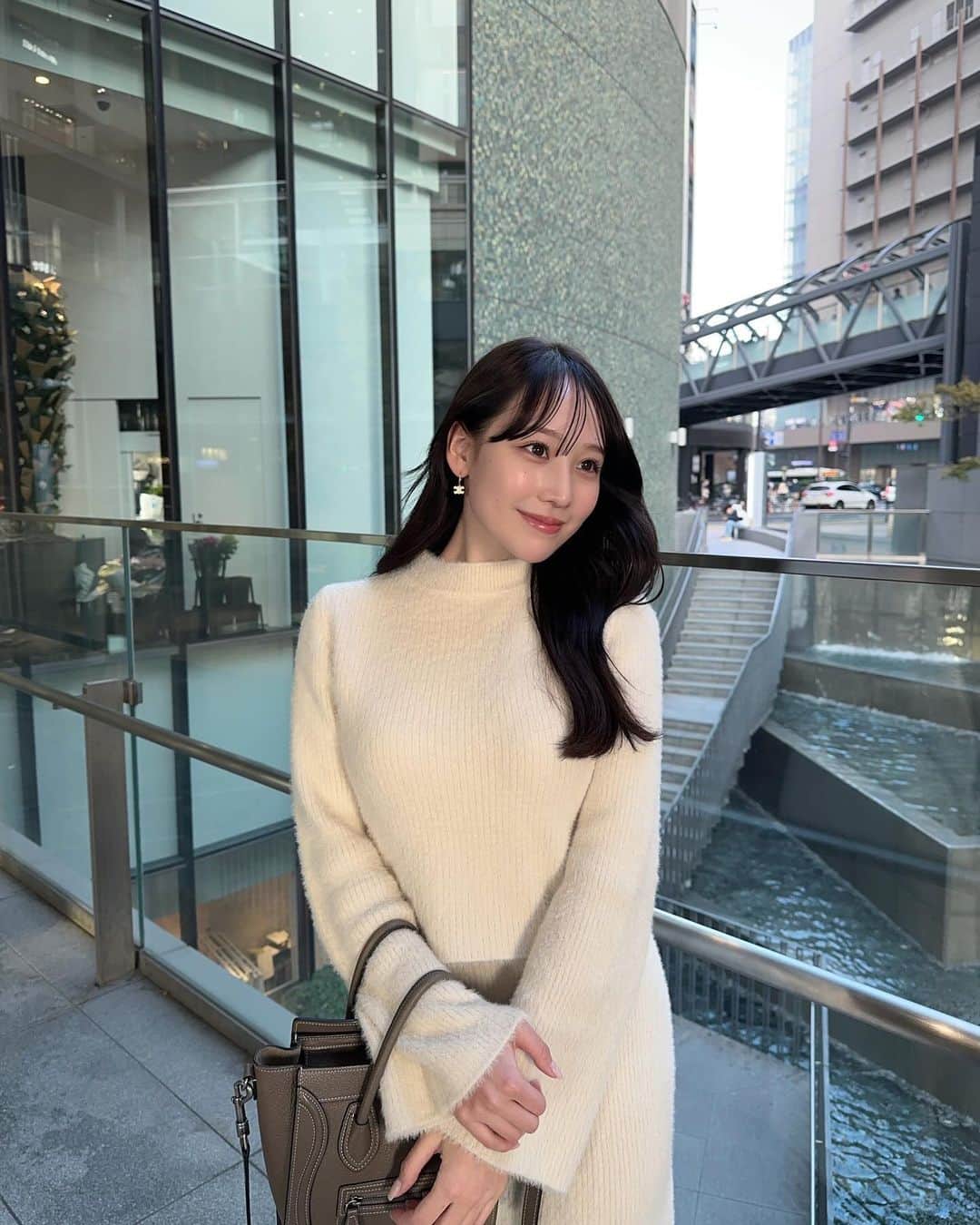 よねいはるかのインスタグラム：「先日、少しだけ大阪へ帰った時の。❄️  大切な予定がある日の前には 必ずメンテナンスを ♡  パッチリeyeにしたいので、最近はパリエクをしています。 マオさんにお任せしていてデザインが本当にナチュラルで 可愛いんです.. ! 二枚目に載せています✨ eye : @shirasup / @shirasup_eye さん  忙しい日々は特に顔の浮腫みが気になるので r-1beautyさんで小顔ゴルギをしています。 もう何回か通っているけど、ここほど凄い変化がある所はないと思うくらい顔が小さくなる、行ってみてほしい。👀 face : @r1_omotesando   お洋服は来週発売のニットセットアップです♡ フワッフワで着心地も良くて、動きやすいのです もう一色もまた載せます! ☺️ set up : @le.ema_official」
