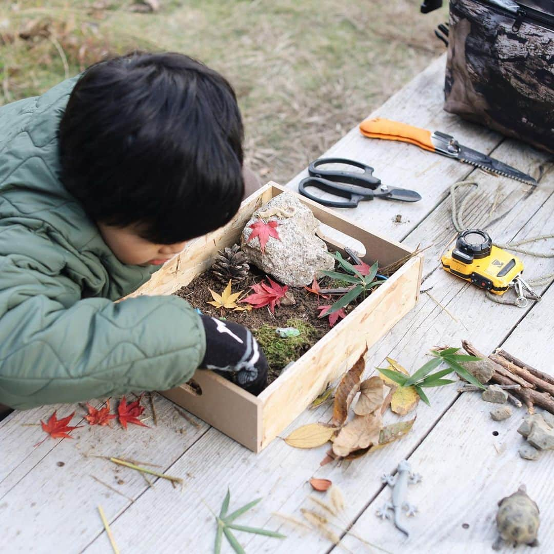 きなこのインスタグラム：「キャンプで秋の箱庭作りあそび🍁 箱や生き物フィギュアを持って行き、現地で拾った落ち葉や木の実や小石を使って箱庭を作って遊んだよ☺️  大好きなトカゲやカメたちのフィギュアで、みんなのおうち作り。「次は和風をテーマに作る！」と色々なテーマを決めて何度も作り直して楽しんでいました🐢  季節や場所によって使える材料が変わるのが面白いネイチャー箱庭あそび✨ 私も子どもの頃、ベランダのプランターで同じように遊んでいたから懐かしい♪プリンカップに水を張って池にしたり、本物の種を植えて小さな畑を作ったり🥕  先日泊まったリゾナーレ大阪のアトリエでも箱庭作りができて、大きなサイズでとても楽しそうでした🥰（最後の写真はその時の📷）  #自然遊び #箱庭 #小学生 #小学生男子 #育児 #子育て #こどもと暮らす #ファミリーキャンプ」