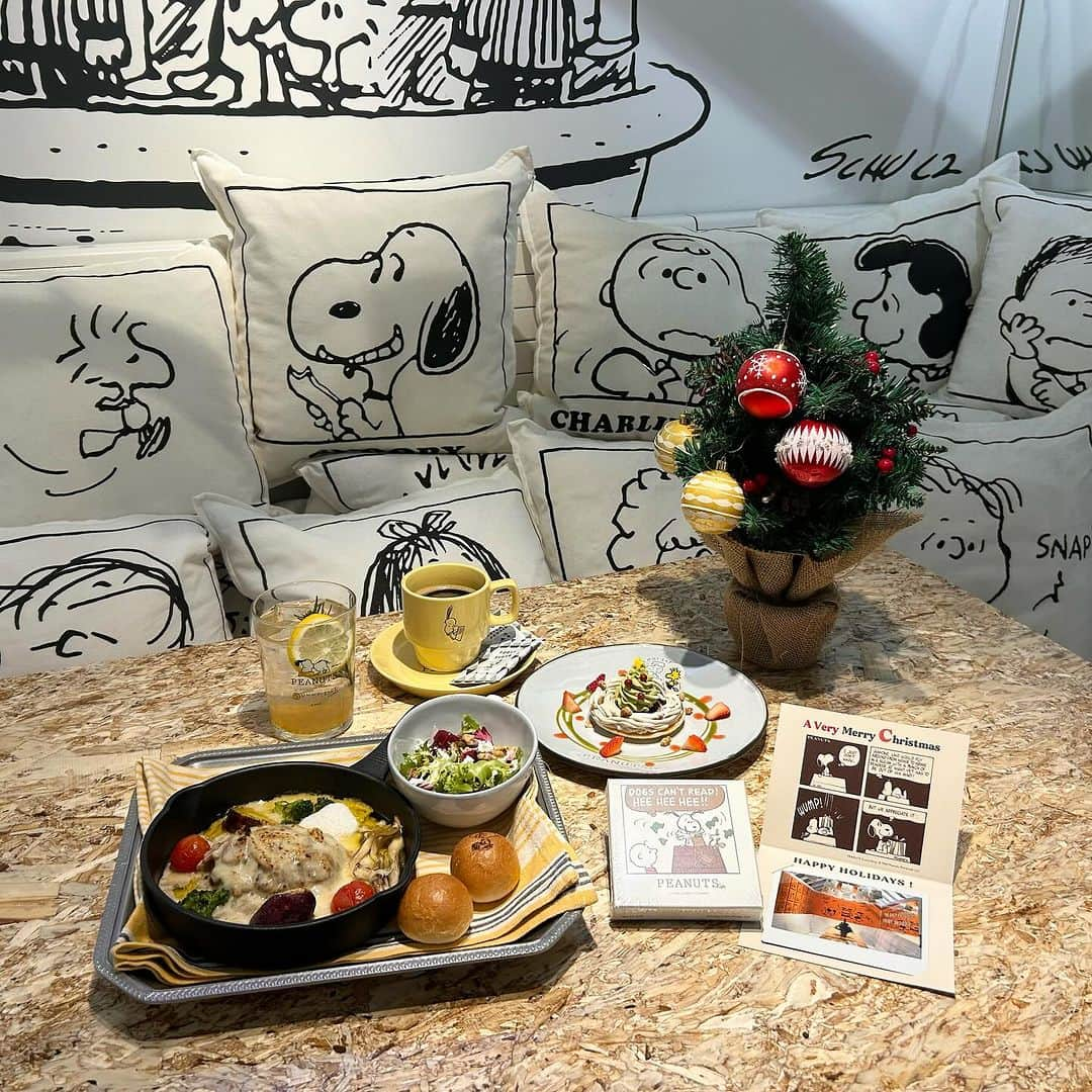 ピーナッツ カフェさんのインスタグラム写真 - (ピーナッツ カフェInstagram)「limited plan | PEANUTS Cafe SUNNY SIDE kitchen(原宿)  \ HAPPY HOLIDAYS！ / コンセプトルーム限定クリスマスプランが登場！  さらに、FRIEND,LOVE,EAT,LIFE,HAPPINESSの5つをテーマにした完全貸切のコンセプトルームは、クリスマス限定の特別仕様に◎  Have a special day in private room!　 Five differently designed private rooms. It is only available at the Harajuku location. Please enjoy our wonderful private rooms with your family and friends.  ご予約は、@peanutscafe_tokyo トップのリンクよりHPのショップページにてご確認ください。 -——————————— ▶SHOP INFO 〒150-0001 東京都渋谷区神宮前1-14-30 WITH HARAJUKU B2F  OPEN/ 9:00 - CLOSE/ 21:30（L.O. 20:30） -———————————」12月2日 20時20分 - peanutscafe_tokyo