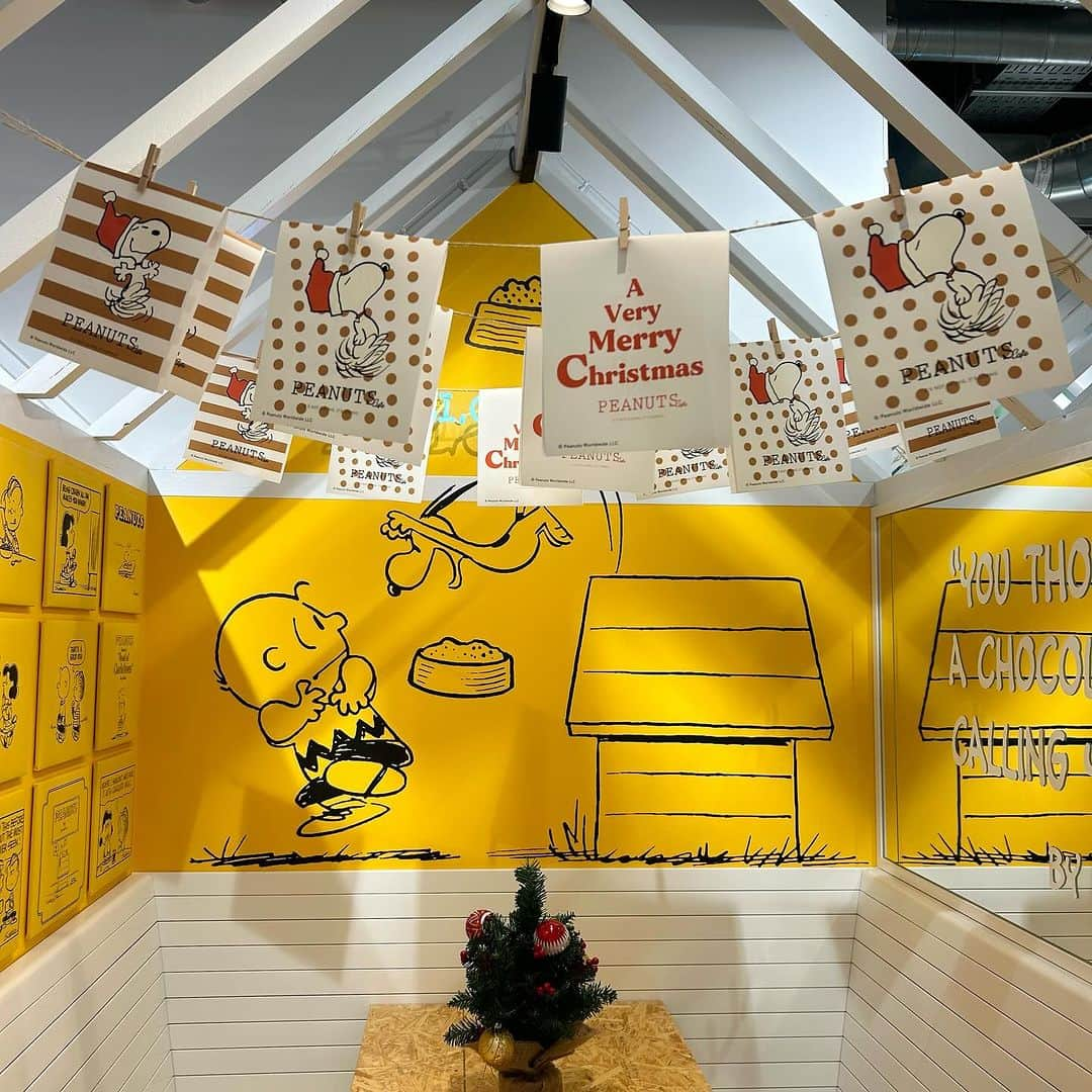 ピーナッツ カフェさんのインスタグラム写真 - (ピーナッツ カフェInstagram)「limited plan | PEANUTS Cafe SUNNY SIDE kitchen(原宿)  \ HAPPY HOLIDAYS！ / コンセプトルーム限定クリスマスプランが登場！  さらに、FRIEND,LOVE,EAT,LIFE,HAPPINESSの5つをテーマにした完全貸切のコンセプトルームは、クリスマス限定の特別仕様に◎  Have a special day in private room!　 Five differently designed private rooms. It is only available at the Harajuku location. Please enjoy our wonderful private rooms with your family and friends.  ご予約は、@peanutscafe_tokyo トップのリンクよりHPのショップページにてご確認ください。 -——————————— ▶SHOP INFO 〒150-0001 東京都渋谷区神宮前1-14-30 WITH HARAJUKU B2F  OPEN/ 9:00 - CLOSE/ 21:30（L.O. 20:30） -———————————」12月2日 20時20分 - peanutscafe_tokyo