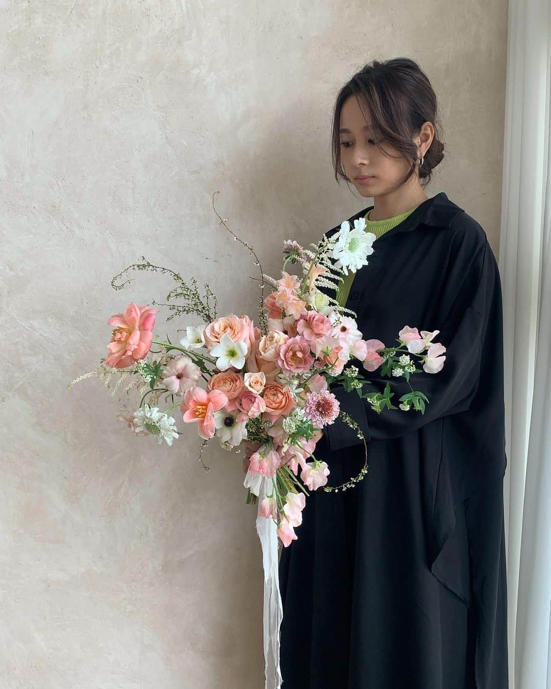 플로리스트 이주연 florist Lee Ju Yeonさんのインスタグラム写真 - (플로리스트 이주연 florist Lee Ju YeonInstagram)「. . @blossom_m_florist 🤍🩶🖤  @vanessflower_bouquet  . #바네스부케 #웨딩부케 #촬영용부케  . 바네스플라워 VANESS FLOWER . Katalk 채널 바네스플라워   E-mail vanessflower@naver.com . Paypal payment possible . 서울시 중구 청파로464 브라운스톤서울 101동2806호 📞02-545-6813」12月2日 20時32分 - vanessflower