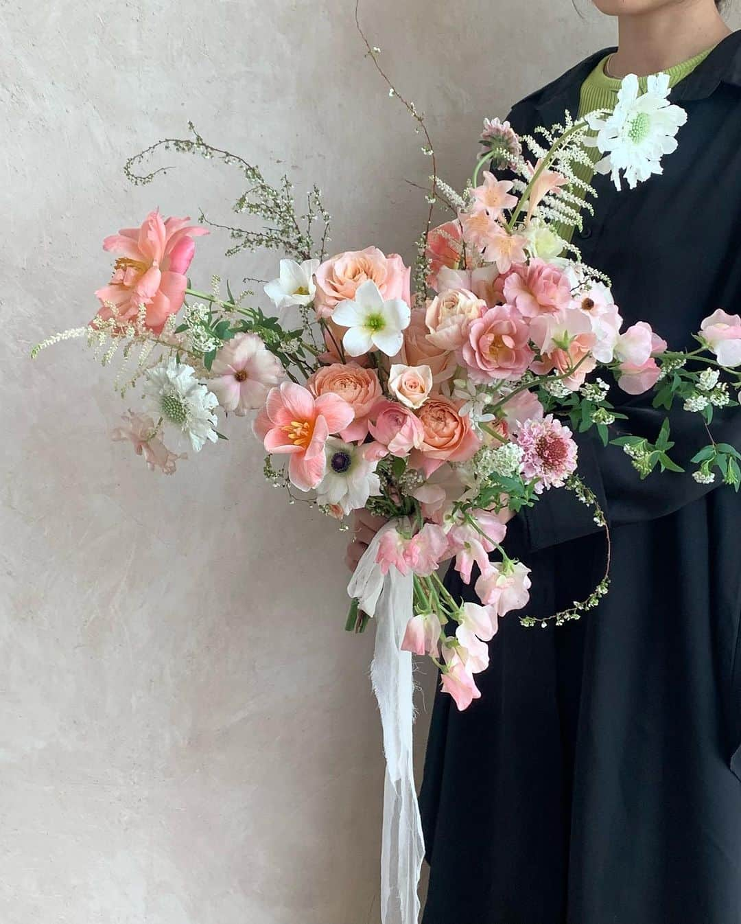 플로리스트 이주연 florist Lee Ju Yeonさんのインスタグラム写真 - (플로리스트 이주연 florist Lee Ju YeonInstagram)「. . @blossom_m_florist 🤍🩶🖤  @vanessflower_bouquet  . #바네스부케 #웨딩부케 #촬영용부케  . 바네스플라워 VANESS FLOWER . Katalk 채널 바네스플라워   E-mail vanessflower@naver.com . Paypal payment possible . 서울시 중구 청파로464 브라운스톤서울 101동2806호 📞02-545-6813」12月2日 20時32分 - vanessflower