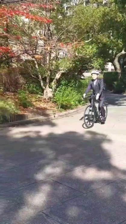 兵庫県のインスタグラム：「兵庫県公式インスタグラム『love_hyogo』です。  本日は、「自転車ヘルメット購入応援事業」からのお知らせです。  \ヘルメットはあなたを守るパートナーです/ 自転車ヘルメット購入応援事業　申請受付開始しました。  自転車を利用するすべての方に🚲 自転車乗車用ヘルメットの着用が努力義務となりました。 県では、自転車ヘルメットの購入を支援しています。  大切な命と安全を守るため 積極的な自転車ヘルメットの着用をお願いします😊  詳しくは「自転車ヘルメット購入応援事業」で検索してください🔎  #兵庫県#兵庫#hyogo #lovehyogo#love_hyogo #自転車ヘルメット #自転車ヘルメット着用促進 #自転車ヘルメット購入応援 #ヘルメットの着用をお願いします」
