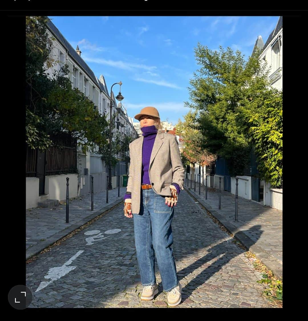 エマニュエル・ベアールのインスタグラム：「#happy weekend  #parisstyle 💋」