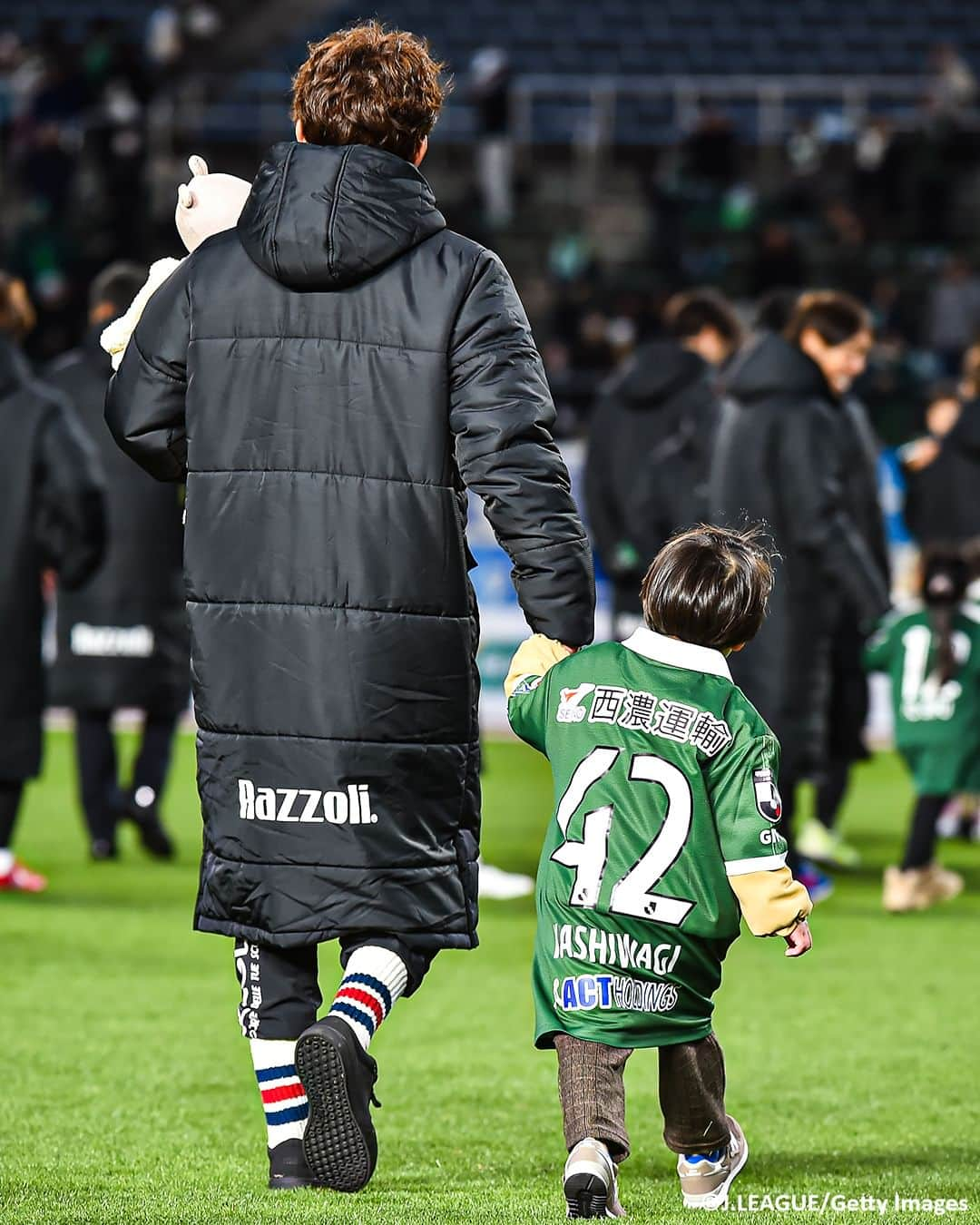 Goal Japanさんのインスタグラム写真 - (Goal JapanInstagram)「🔴 柏木陽介＆田中順也 現役ラストマッチ 🟡 今季限りでの現役引退を表明している #FC岐阜 の #柏木陽介 と #田中順也 が、J3最終節 北九州戦で揃って先発出場。  田中は現役ラストマッチとなったこの試合で #Jリーグ 通算300試合出場を達成。また、柏木はセレモニーでのスピーチで引退後もFC岐阜に残り、チームと岐阜県を盛り上げていくことを発表。日本代表でもプレーした両選手のキャリアを称え、スタンドからは惜しみない拍手が送られた。 (Photo: J.LEAGUE / Getty Images)  #soccer #football #meijiyasudaseimeijleague #jleague #fcgifu #yosukekashiwagi #junyatanaka #サッカー #フットボール #明治安田生命Jリーグ #⚽」12月2日 20時25分 - goaljapan