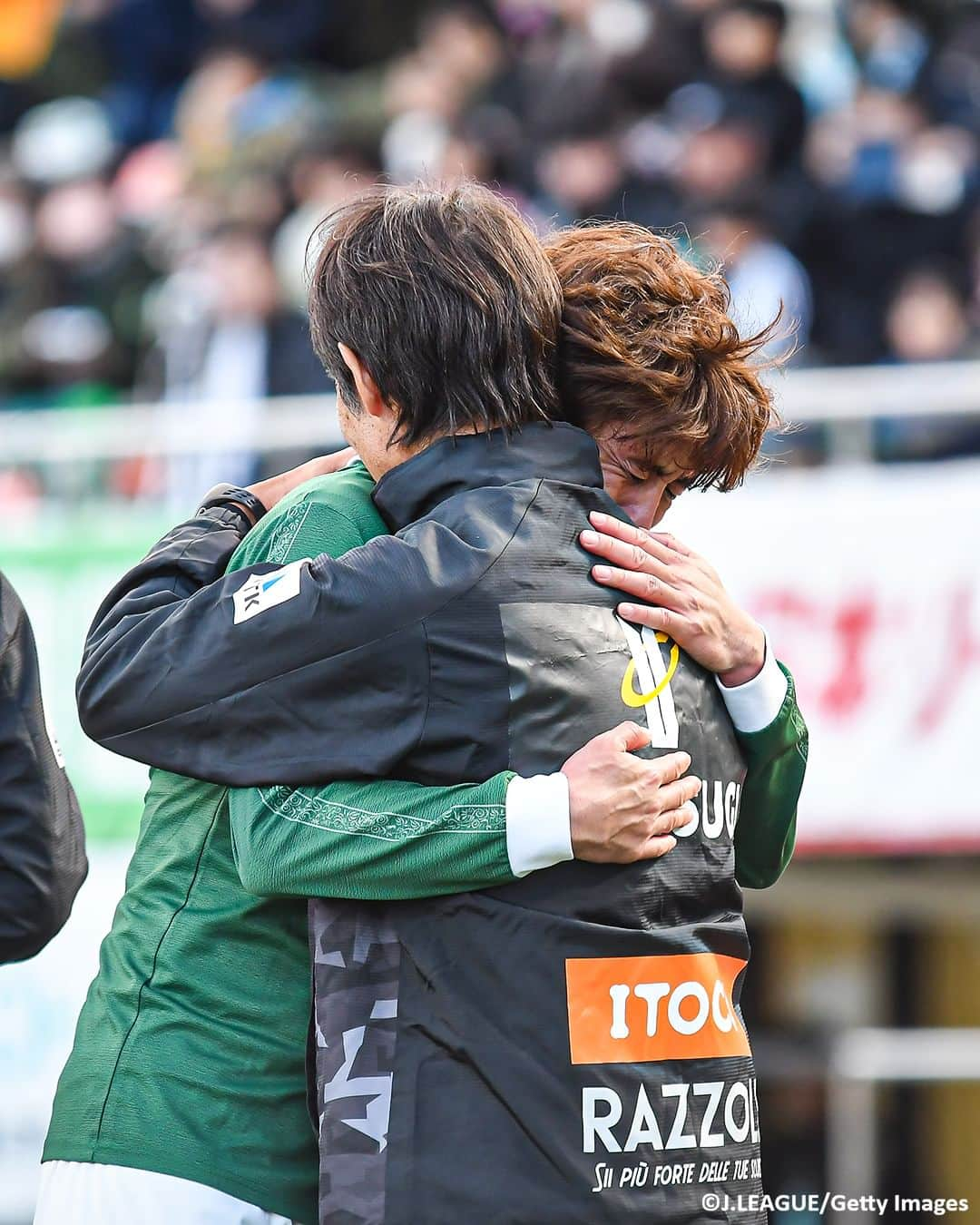 Goal Japanさんのインスタグラム写真 - (Goal JapanInstagram)「🔴 柏木陽介＆田中順也 現役ラストマッチ 🟡 今季限りでの現役引退を表明している #FC岐阜 の #柏木陽介 と #田中順也 が、J3最終節 北九州戦で揃って先発出場。  田中は現役ラストマッチとなったこの試合で #Jリーグ 通算300試合出場を達成。また、柏木はセレモニーでのスピーチで引退後もFC岐阜に残り、チームと岐阜県を盛り上げていくことを発表。日本代表でもプレーした両選手のキャリアを称え、スタンドからは惜しみない拍手が送られた。 (Photo: J.LEAGUE / Getty Images)  #soccer #football #meijiyasudaseimeijleague #jleague #fcgifu #yosukekashiwagi #junyatanaka #サッカー #フットボール #明治安田生命Jリーグ #⚽」12月2日 20時25分 - goaljapan