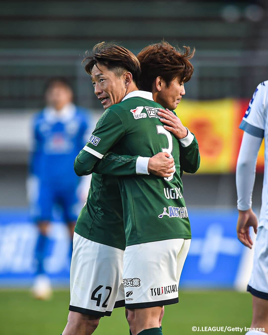 Goal Japanさんのインスタグラム写真 - (Goal JapanInstagram)「🔴 柏木陽介＆田中順也 現役ラストマッチ 🟡 今季限りでの現役引退を表明している #FC岐阜 の #柏木陽介 と #田中順也 が、J3最終節 北九州戦で揃って先発出場。  田中は現役ラストマッチとなったこの試合で #Jリーグ 通算300試合出場を達成。また、柏木はセレモニーでのスピーチで引退後もFC岐阜に残り、チームと岐阜県を盛り上げていくことを発表。日本代表でもプレーした両選手のキャリアを称え、スタンドからは惜しみない拍手が送られた。 (Photo: J.LEAGUE / Getty Images)  #soccer #football #meijiyasudaseimeijleague #jleague #fcgifu #yosukekashiwagi #junyatanaka #サッカー #フットボール #明治安田生命Jリーグ #⚽」12月2日 20時25分 - goaljapan