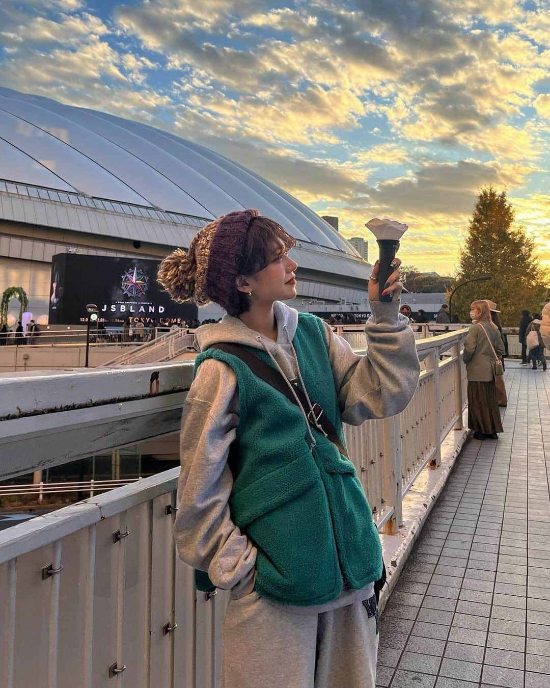 moeのインスタグラム：「ずっと楽しみにしてたドームツアー🎧♪ セトリがほんっとに私の理想で終始飛び跳ねたり浸ったりで最高の時間でした（ ; ; ）♡ 席が神引きでアリーナ席だったのですぐそこに推しが状態で無事死亡でした、、推し活サイコー！♪♪」