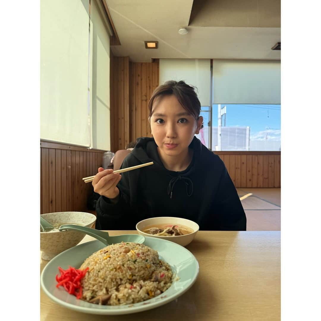 沢口愛華さんのインスタグラム写真 - (沢口愛華Instagram)「最近の沢。 アウトレットに行った沢 仕事終わりに炒飯を食べた沢 アウトレットで買った服の袖丈が思ったよりも短くて笑いが止まらない沢。 どの沢も楽しそうでなによりです。最近人と話しすぎて喉がずっと痛いです。」12月2日 20時27分 - sawaguchi_aika_official