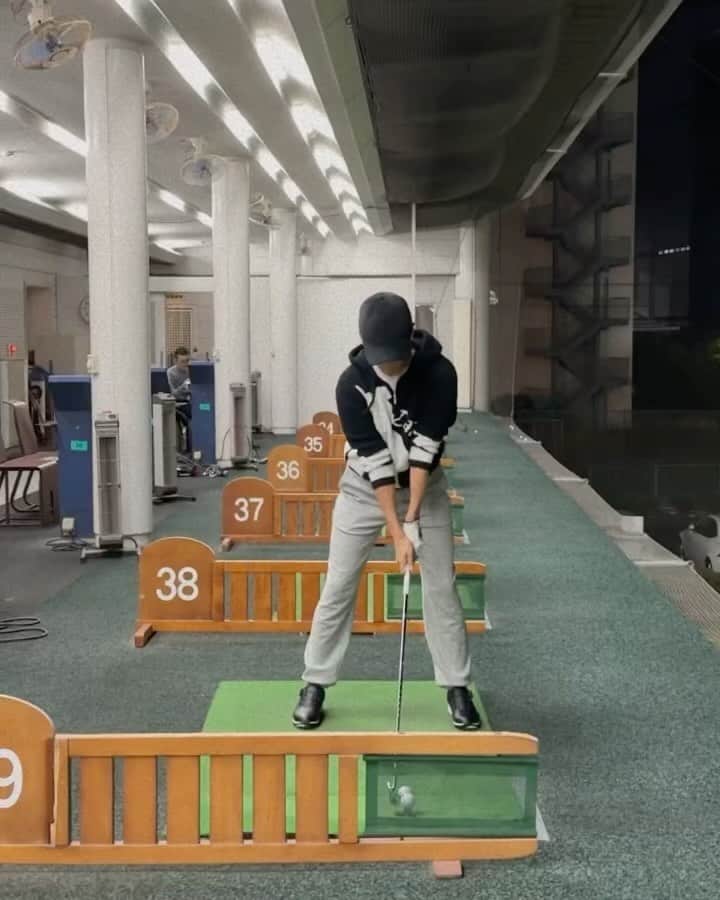 藤田美里のインスタグラム：「. . ぎっくり注意報。  #golf #ゴルフ」