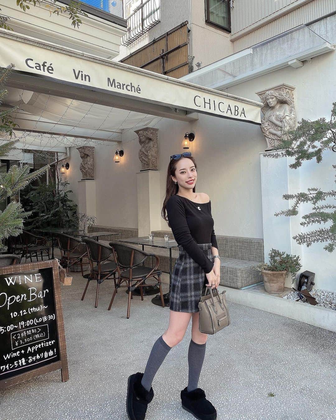 suzuhaのインスタグラム：「#ootd tops @rr_restandrecreation  skirt @sheinofficial  21962627 socks @sheinofficial  22639885 boots @ugg  行きたかった東京ｶﾌｪｼﾘｰｽﾞ🦊♥︎ ここで食べたｼｰﾌｰﾄﾞｶﾚｰが美味しすぎたのよん #東京カフェ #目黒カフェ」