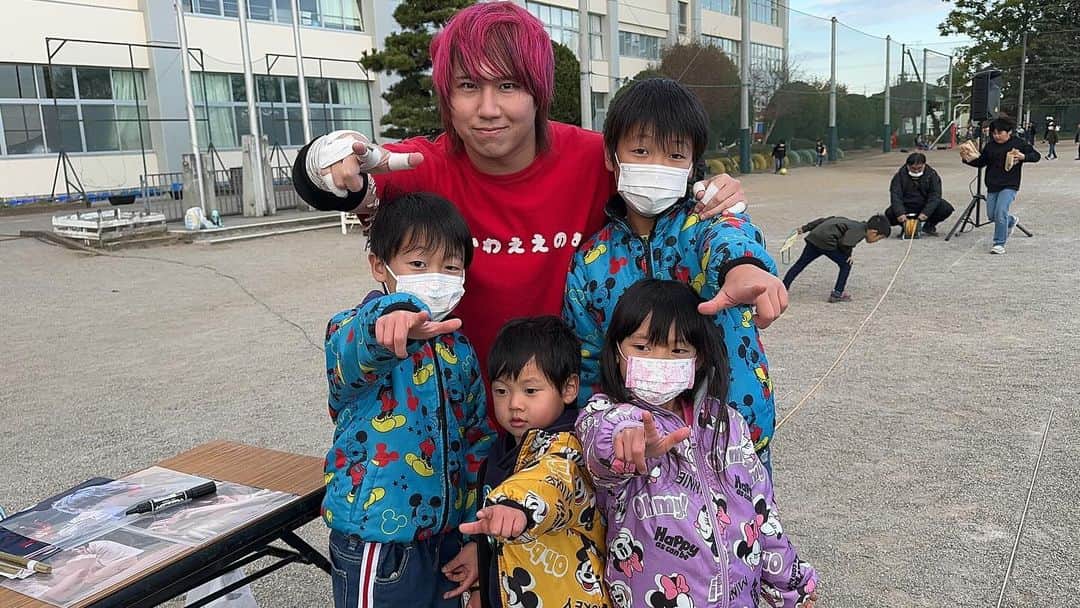 だーしま動画チャンネルのインスタグラム：「宇都宮の小学校でのお祭りで、いつも通りプロレス観戦へ行ってきたのですが、1人の子にYouTuberだとバレた瞬間キッズ達に囲まれてしまった😂 でも、ありがとう❤️   #五代っ子フェスタ」