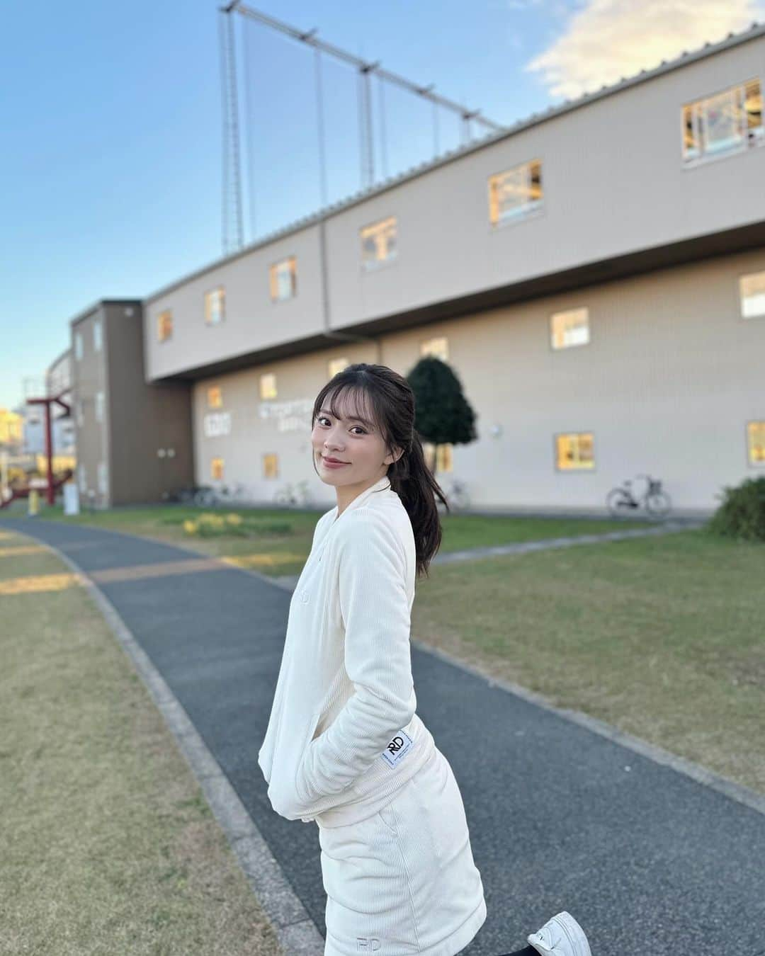 藤田みりあさんのインスタグラム写真 - (藤田みりあInstagram)「打ちっぱなしで練習🏌️‍♀️♡  気分上げるためにウェアおろしてみた☁️ もこもこ暖かかったよ❄️  #PR #riendagolf」12月2日 20時37分 - miria_fujita