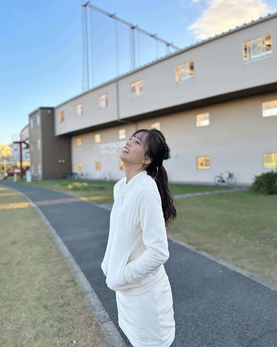 藤田みりあさんのインスタグラム写真 - (藤田みりあInstagram)「打ちっぱなしで練習🏌️‍♀️♡  気分上げるためにウェアおろしてみた☁️ もこもこ暖かかったよ❄️  #PR #riendagolf」12月2日 20時37分 - miria_fujita