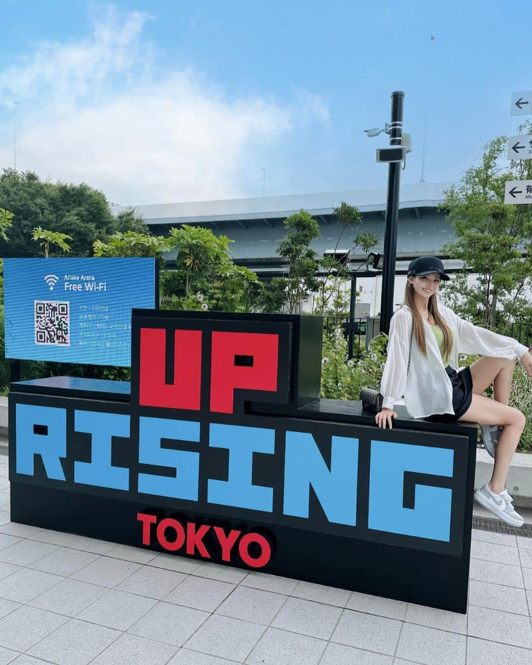 AIのインスタグラム：「UP RISING TOKYO🛹✨  スケートボードの国際イベント❣️  イベントの横で西山茉希ちゃんが絵を描いてる姿が本当かっこよかった🎨✨  その絵の上に書かれた憲真さんのメッセージも素敵だったし、完成した後のみんなの笑顔がまた素敵で感動した🥺💕  #uprising #スケートボード #国際大会 #アート #スケートボードアート #絵 #イラスト #習字 #書道家 #俺の本気に不可能なし」