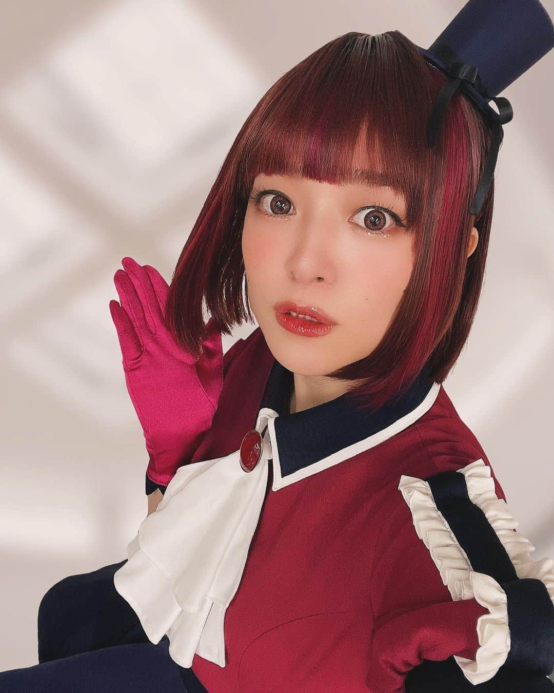 潘めぐみのインスタグラム：「【推しの子】🍓苺プロファン感謝祭2023  イベントから早くも一週間が経たんとしています。  この一週間の体感、人生最速かもしれないです。  改めて、先日は、たくさんのご来場とご視聴、想いを届けて下さって、ありがとうございました。  一つ前の投稿では、イベント前半を振り返りながら、想いをしたためましたが、後半はライブパートのお話です。  有馬かな役に選んで頂いた、その瞬間から、いつか皆さんの前で披露する日が来るであろうと、たかを括っていました。  これは決してネガティブな気持ちではなく、自分が一ファンとしてお客さんの立場になって考えたとき、それ（ライブ）がなかったら「嘘だ！！！！」と思っていたからです。  今回のイベントについてオファーがあった時の事は、瑠美ちゃんも投稿でお話しされていましたが「やるなら完全再現」。  私も同じ想いでおりました。  ごまちゃんも瑠美ちゃんも、同じ想いで。  ありがとう、二人とも。  もとよりその想いでいてくれたんだと思うんですけどね。  でも、ごまちゃんがルビーで、瑠美ちゃんがMEMちょで、本当に良かったと、今回のイベントを経て、改めて思いました。  そして、やっぱり、りえちゃんがアイなんだなぁって。  コンテンツのもと、衣装を纏って歌って踊ってパフォーマンスするということが多くなかった私だけれど、それでも、作品のためなら、役のためなら、そこに携わり、支え、応援して下さる人たちのためなら、なんだって出来る。  有馬かなの想いは、私の想いでもありました。  ・・・  イベントでは、云なかったこと、此処に書いてもいいですか？  （中の人の本音とか、そういうの、あえて見たくないという方もいると思うので、該当する方は、回れ右して下さい！）  ・・・  実はね・・・  有馬かなのオーディションを受けてから、この日に至るまで、自信がなかったんですね、有馬かな役として、ステージに立つ事に。  もちろん、マイク前は別ですよ。  だけど、そんなマイク前に立つ前ですら、後ですら、自信がなかった。  それでも、有馬かなに選んで託して下さった人たちのため、役が決まったとき喜んでくれた事務所のスタッフさんのために、自分を信じようと。  オンエアを迎えるたびに強張っていた私ですが、その度に、演じた彼女を有馬かなにしてくれたのは、アニメを作り上げんと愛情とエネルギーを注いで下さった皆さんでした。  本当に心から感謝しています。  そうして迎えたイベント当日。  皆さんが届けて下さった声、光、想いが見せたくれたのは、最高の景色。  有馬かなが見る事の出来なかった景色を代わりに。  それと同時に  「ここにいていいんだよ」  って言ってもらえている気がしました。  有馬かなを通じて、これまでの自分に対する良いことも、そうじゃないことも、すべて問われたような気がしていたんです。  決して人気があるわけでも、華やかなわけでもない私だけど、こうして見せてもらった景色は、受けた愛情は、エネルギーは、嘘じゃないって。  ありがとう。  ありがとうございます。  もらったものは、誠心誠意、お返ししていきたい。  【推しの子】に、有馬かなに、還元していきたい。  きっと、あの日の光景は、皆さんが届けてくれた想いは、アカ先生、メンゴ先生、平牧監督、ちゃお助監督、平山さん、携わるすべての皆さんに届いているので！！（断定）  これからも、原作、アニメ、【推しの子】が見せてくれる、いろんな展開を、その景色を、一緒に楽しみましょう！！  そのためにも、みんな、元気でいてよね！！  その傍らに、私の仕事はあると思うから。  みんなの毎日が、少しでも彩られ、日々の活力となるように。  生きよう！！！！！  ❇︎＿＿＿＿＿＿＿＿＿＿＿＿＿＿＿＿＿＿＿＿  -special thanks〜有馬かなにしてくれたものたち〜-  ✴︎ヘアメイク：hijiriさん、齊藤さん  ✴︎ネイル&イヤモニのデコレーション：間嶋さん @ees8w3ww   ✴︎マネージャー：airさん、mdrさん  ✴︎B小町の衣装： オサレカンパニーさん @osarecompany  ✴︎自前の衣装：MURRALさん @murralofficial   ✴︎振り付け：Shoさん  ✴︎からだづくり： おきゃなさん @i_am_kyana from @projectak2_gym   ✴︎メンゴ先生 @yorip から誕生日に頂いたリップ-お守り-  and みんなの想い✴︎♡｡+..:*໒꒱⋆.*☽  ￣￣￣￣￣￣￣￣￣￣￣￣￣￣￣￣￣￣￣￣❇︎  #推しの子 #苺プロファン感謝祭2023 #oshinoko」