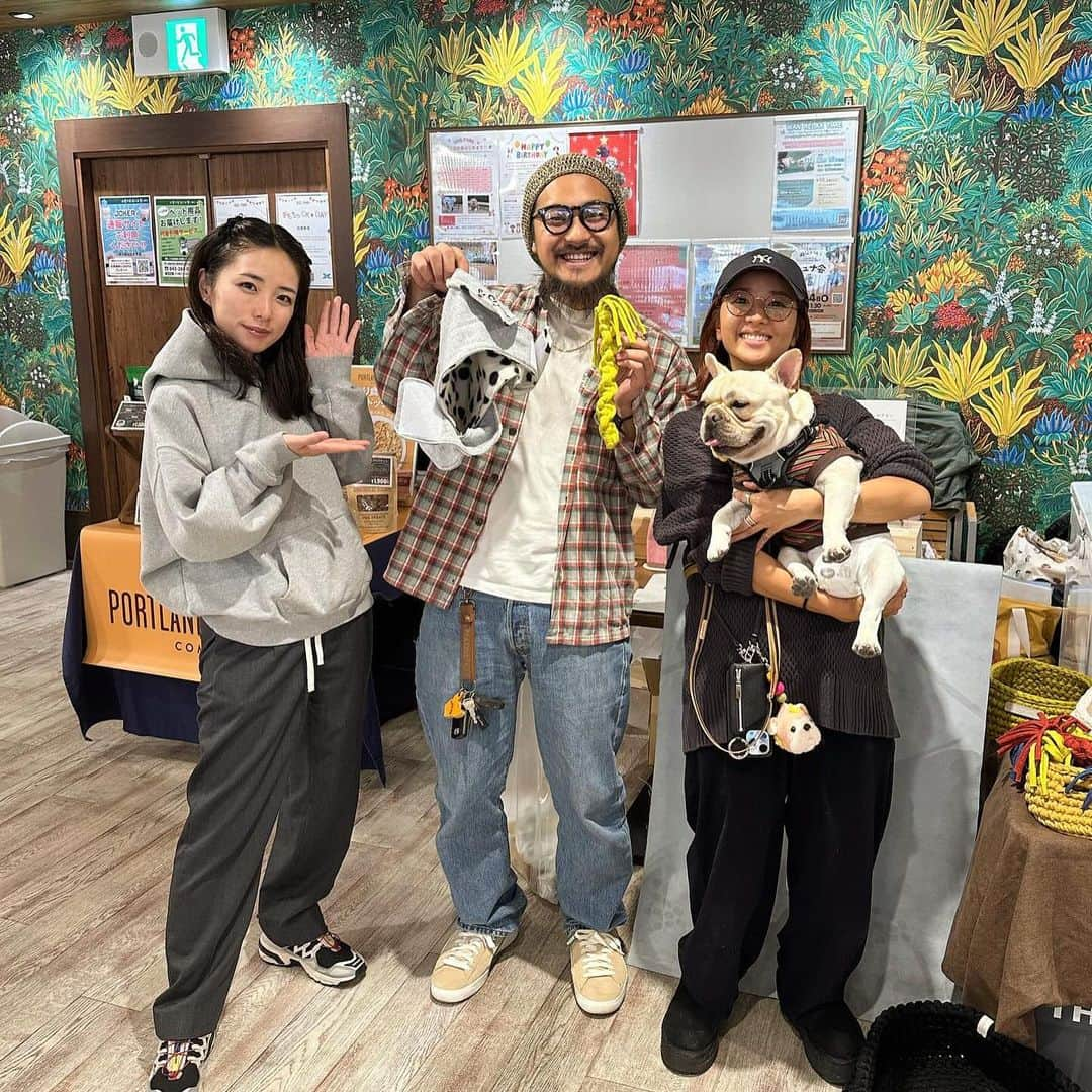 Aya（高本彩）さんのインスタグラム写真 - (Aya（高本彩）Instagram)「@frenchbulldogjamboree 明日もあるよー🐶今日はたくさんのお友達に会えてせんべいもご満悦でした‼️しかもしかもサプライズゲストで @playful_mag の森さんが‼️森さんは思い出がたくさん詰まった洋服（古着）をアップサイクルしてワンちゃん用の洋服を作っている方‼️  先日森さんにダンボール二箱分ぐらいの古着を送ったところ今日サプライズでせんべいの洋服をプレゼントしてくださったのです。 しかも私の特にお気に入りだった洋服で。。 感動‼️森さんの愛犬ちゃんとせんべいが似ていたので写真撮らせてもらいました😂  明日もイベントやっているのでお待ちしてます‼️  日時: 2023.12.2 SAT-12.3 SUN 　　　11:00-17:00 . 場所: WANCOTT @wancott.com.yokohama  . 入場料: 入場券: 1,000円 ✳︎ご家族は1組(大人2名まで1,000円) ✳︎中学生以下は無料 ✳︎経費を除き、保護団体に寄付します ＊WANCOTT会員様は入場無料となります . . . #frenchbulldogjamboree #frebulljamboree #fbj #フレンチブルドッグジャンボリー #フレジャン #フレジャン注意事項」12月2日 20時44分 - aya_dream04