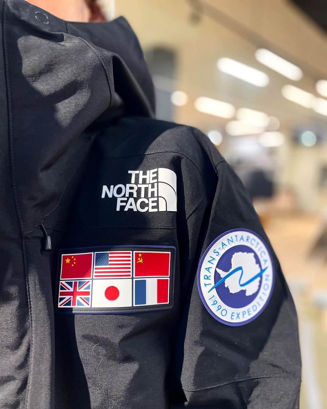 SUNDAY MOUNTAINさんのインスタグラム写真 - (SUNDAY MOUNTAINInstagram)「【THE NORTH FACE TRANS ANTARCTICA シリーズが遂に当店に入荷！】  当時南極横断の隊員が着用していたウエアをベースにデザインした、フード付き防水シェルジャケットが入荷！フリースも同時入荷してます。  ▶︎1989年、日本を代表する冒険家の舟津圭三氏をはじめとする世界6カ国で編成された国際隊が、環境と平和の重要性を訴える目的で南極大陸横断に挑み、1990年3月に無事全員がゴール。そんな背景が浮かぶカッコイイジャケットです  ▶︎GORE－TEX PRODUCTS 2層構造を採用 ▶︎耐久性に優れる200デニールのリサイクルナイロンの表地を採用 ▶︎フロントはダブルフラップ仕様で防水性を向上。 ▶︎脇下にはベンチレーションを備え、衣服内のムレを効率的に放出。 ▶︎左胸と背面には、南極横断隊に参加した各国の国旗、左腕には「TransAntarctica Expedition」のシリコンワッペンを配置！ カッコイイです✨✨ ヒップが隠れる長めの着丈。  是非お早めに〜ご覧下さいませ🙌🙌  ▶︎THE NORTH FACE ▶︎TRANS ANTARCTICA PARKA ▶︎ TRANS ANTARCTICAフリース  #THEGATE #sundaymountain  #thenorthface  #ノースフェイス #THENORTH FACE #TRANSANTARCTICAPARKA #TRANS ANTARCTICA  #ゴアテックス #camp #winterfation」12月2日 20時45分 - sundaymountain