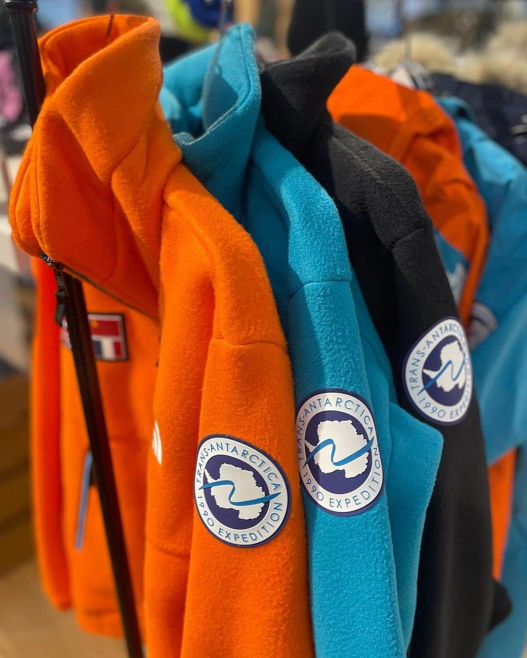 SUNDAY MOUNTAINさんのインスタグラム写真 - (SUNDAY MOUNTAINInstagram)「【THE NORTH FACE TRANS ANTARCTICA シリーズが遂に当店に入荷！】  当時南極横断の隊員が着用していたウエアをベースにデザインした、フード付き防水シェルジャケットが入荷！フリースも同時入荷してます。  ▶︎1989年、日本を代表する冒険家の舟津圭三氏をはじめとする世界6カ国で編成された国際隊が、環境と平和の重要性を訴える目的で南極大陸横断に挑み、1990年3月に無事全員がゴール。そんな背景が浮かぶカッコイイジャケットです  ▶︎GORE－TEX PRODUCTS 2層構造を採用 ▶︎耐久性に優れる200デニールのリサイクルナイロンの表地を採用 ▶︎フロントはダブルフラップ仕様で防水性を向上。 ▶︎脇下にはベンチレーションを備え、衣服内のムレを効率的に放出。 ▶︎左胸と背面には、南極横断隊に参加した各国の国旗、左腕には「TransAntarctica Expedition」のシリコンワッペンを配置！ カッコイイです✨✨ ヒップが隠れる長めの着丈。  是非お早めに〜ご覧下さいませ🙌🙌  ▶︎THE NORTH FACE ▶︎TRANS ANTARCTICA PARKA ▶︎ TRANS ANTARCTICAフリース  #THEGATE #sundaymountain  #thenorthface  #ノースフェイス #THENORTH FACE #TRANSANTARCTICAPARKA #TRANS ANTARCTICA  #ゴアテックス #camp #winterfation」12月2日 20時45分 - sundaymountain