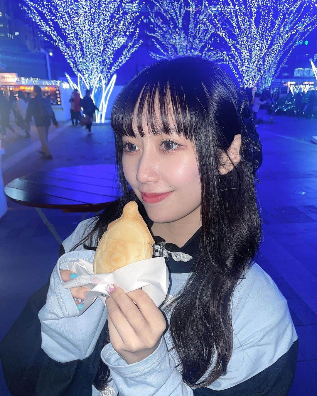 上野遥のインスタグラム：「今年初クリスマスマーケット🎄  お仕事で福岡帰ってる際に 由莉耶といきました🐈‍⬛  ご飯全部美味しかったです…！！！  その中でもこのサンちゃんは イチオシです🎅」